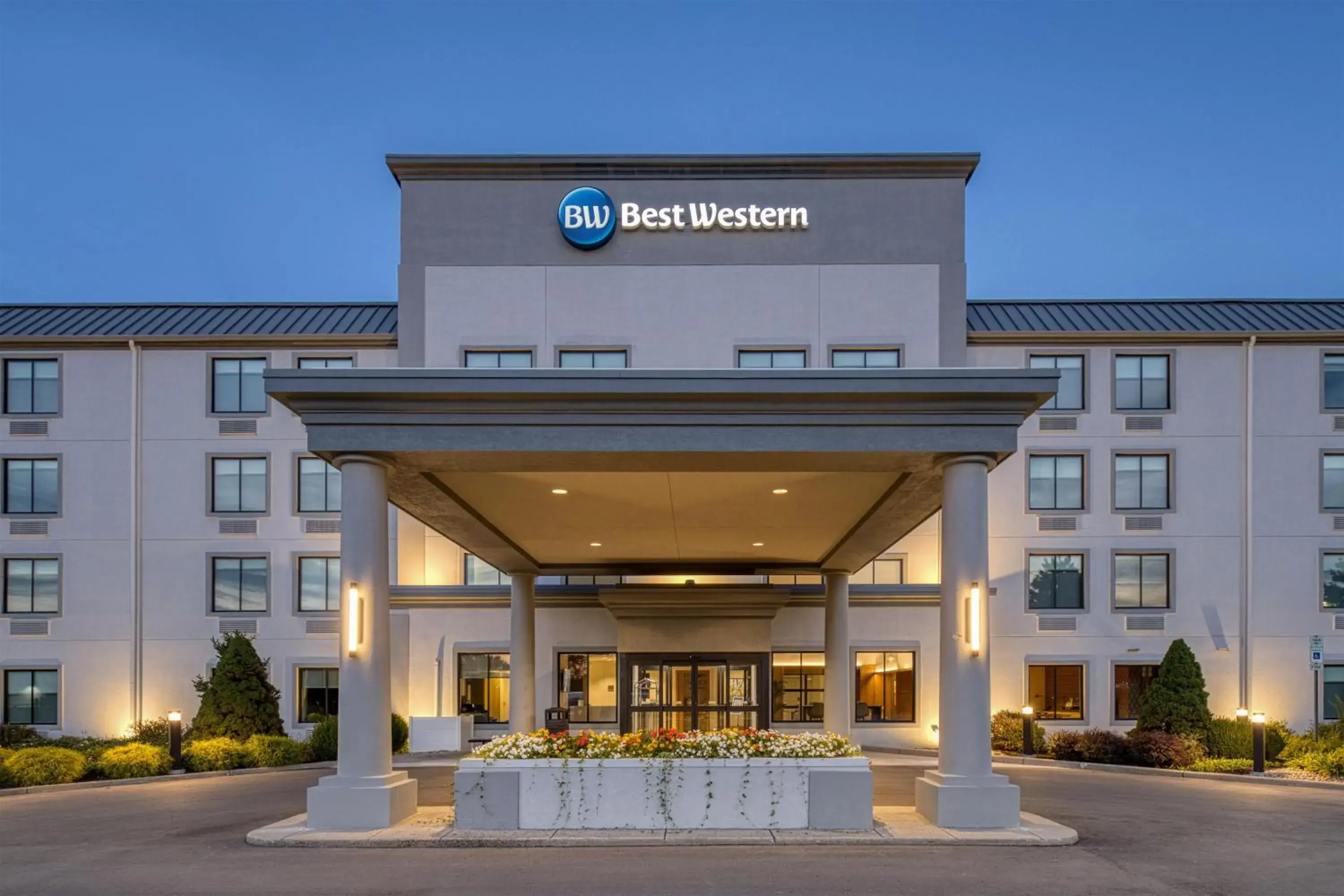 Property building in Best Western Byron Center Property building in Best Western Byron Center