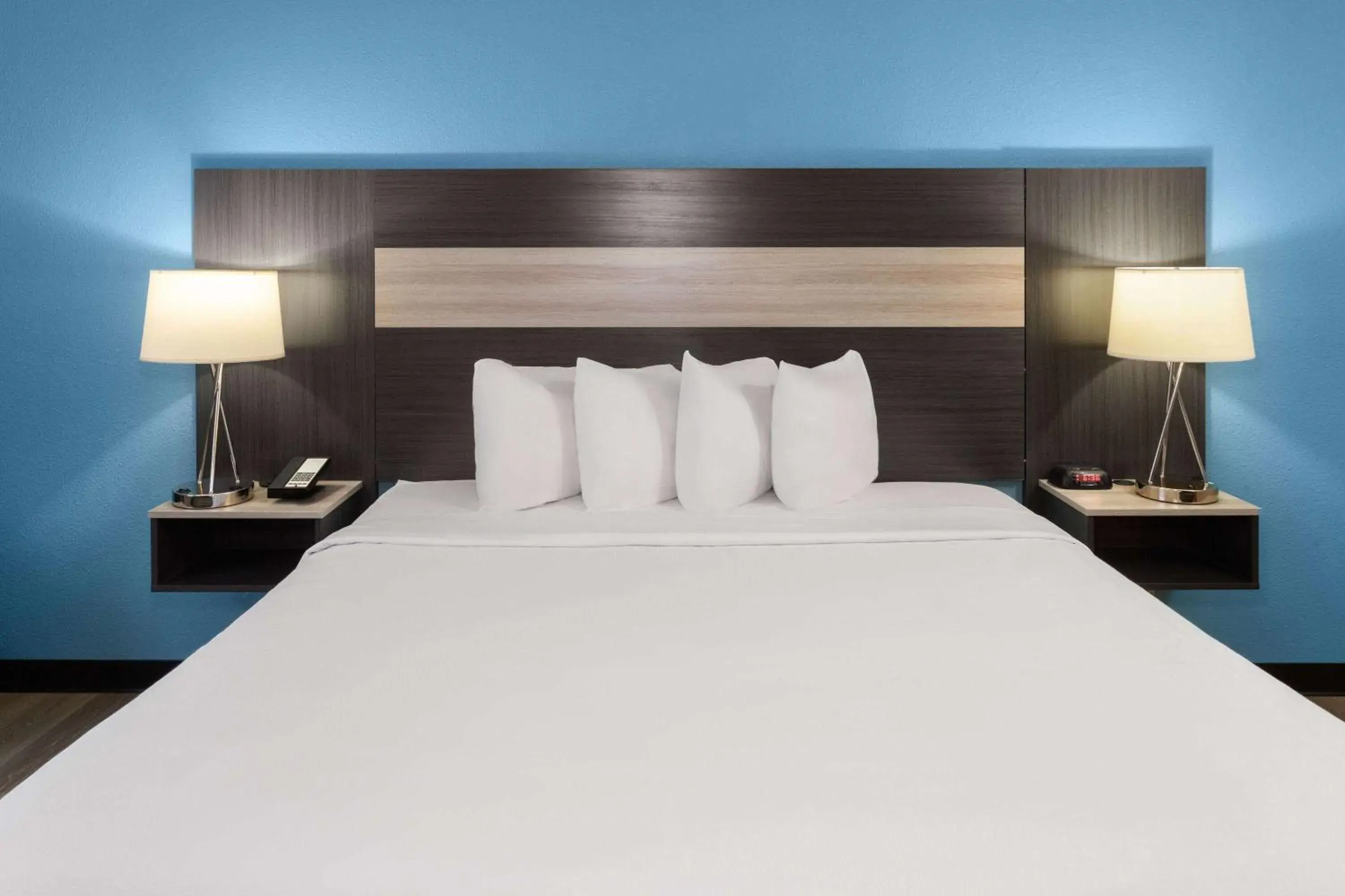 Photo of the whole room, Bed in Baymont by Wyndham Copley Akron Photo of the whole room, Bed in Baymont by Wyndham Copley Akron