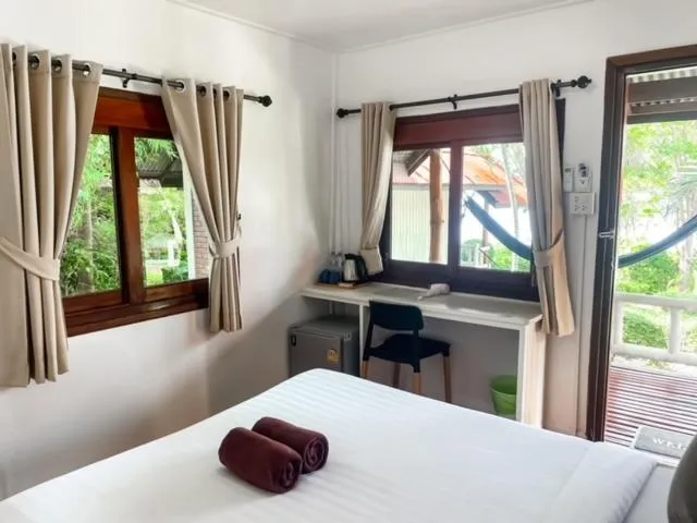 Photo of the whole room, Bed in Bounty Resort