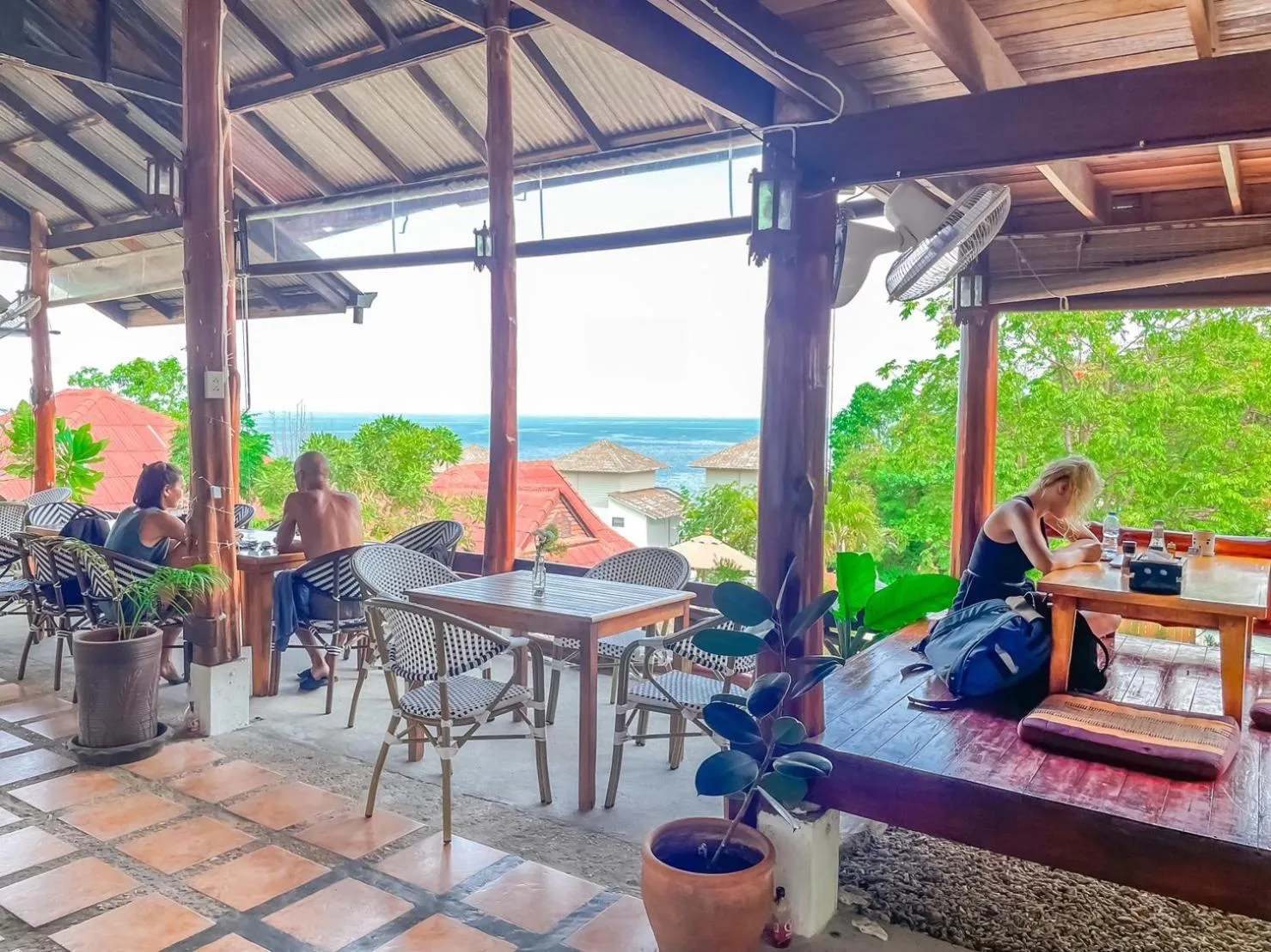 Restaurant/places to eat in Bounty Resort