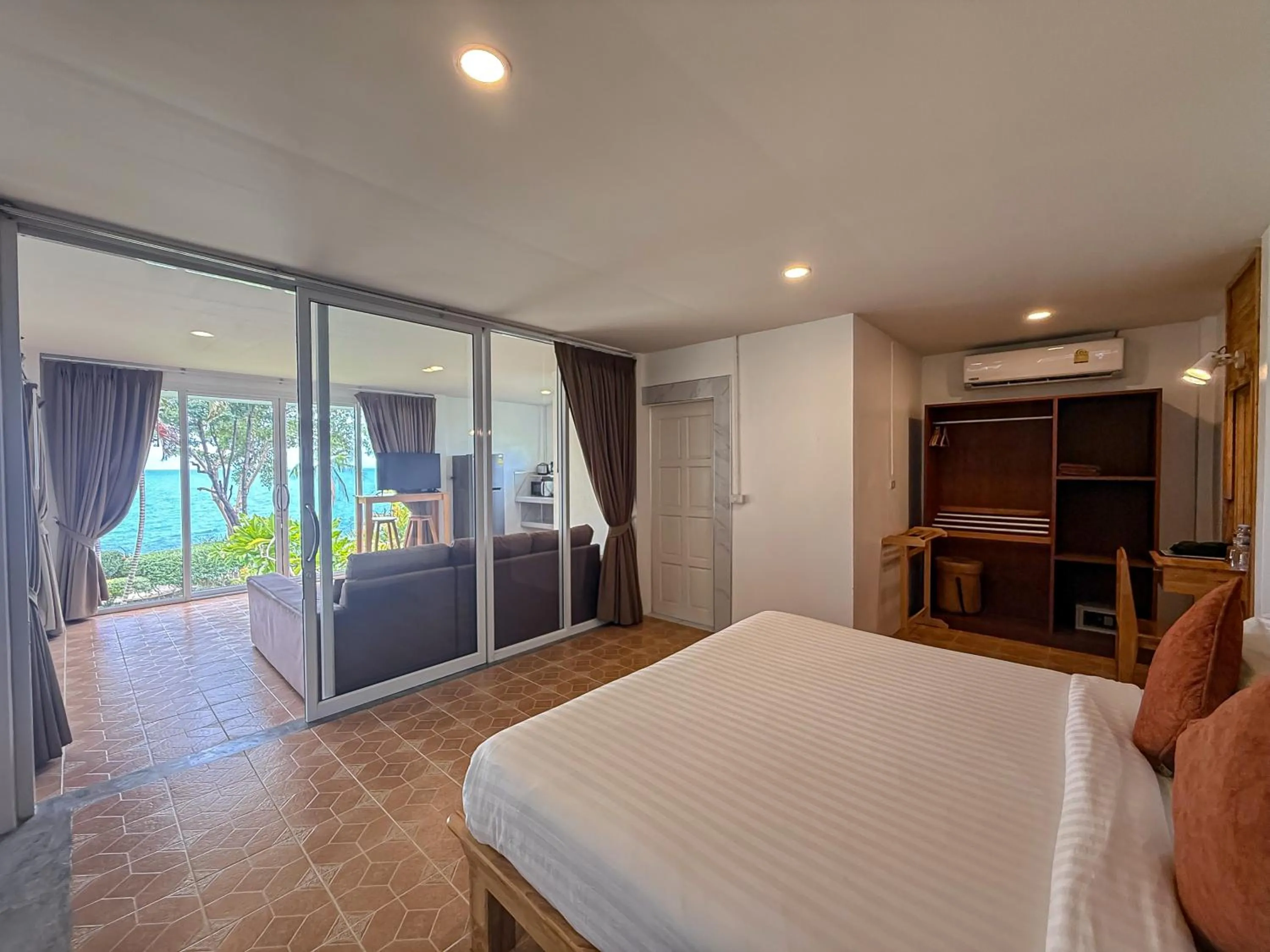 Photo of the whole room, Bed in Bounty Resort