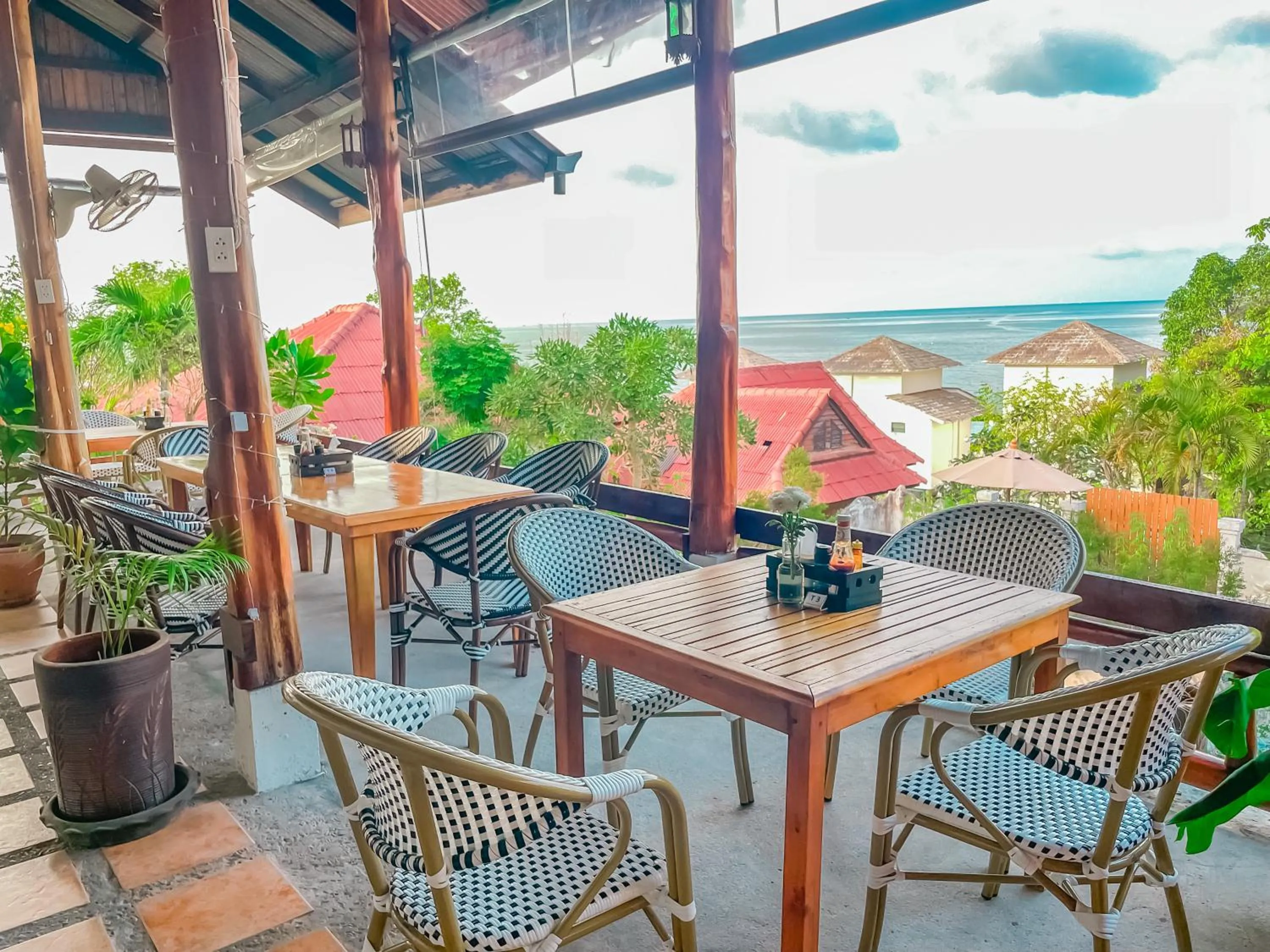 Dining area in Bounty Resort