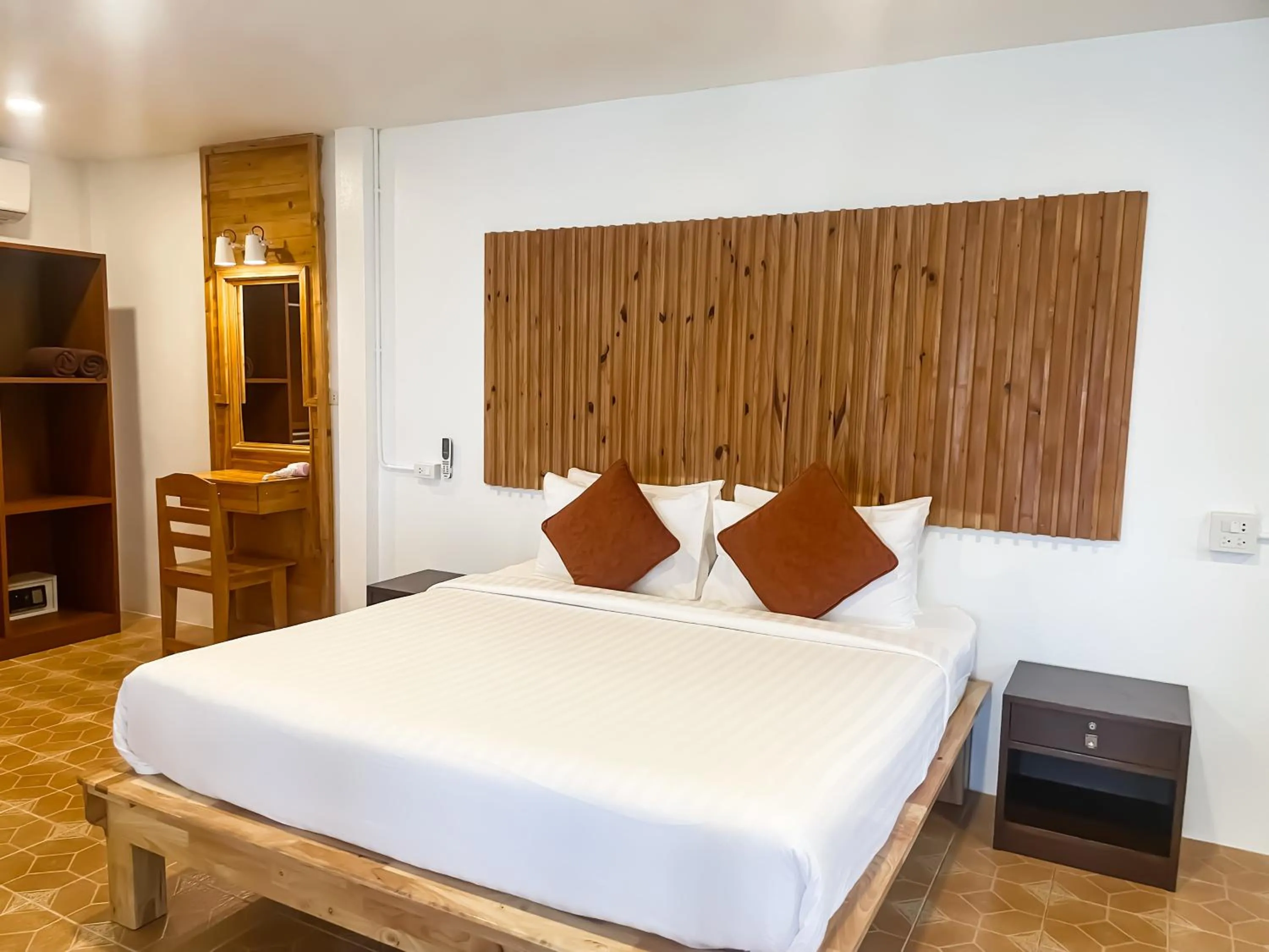 Bedroom, Bed in Bounty Resort