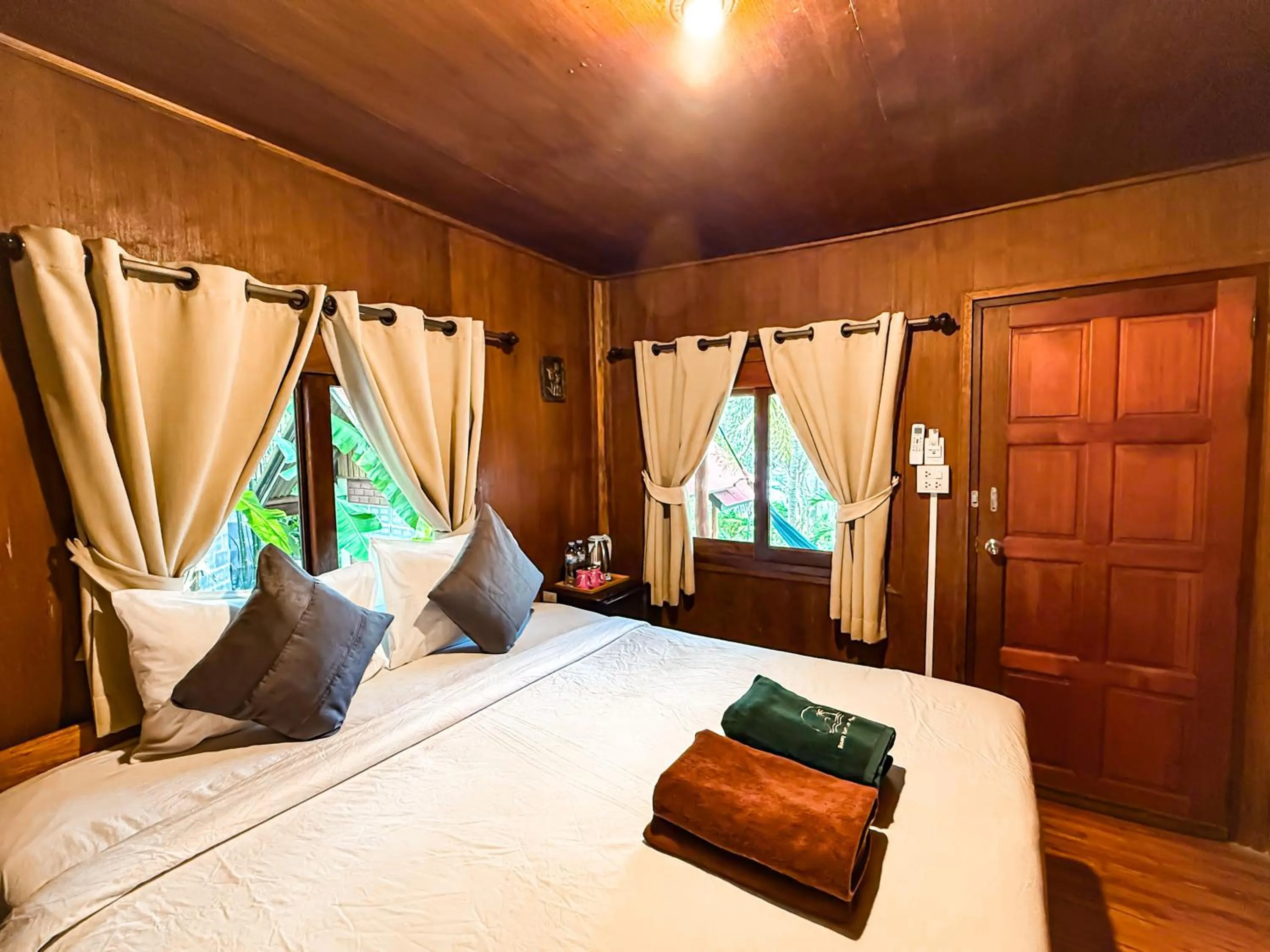 Bedroom, Bed in Bounty Resort