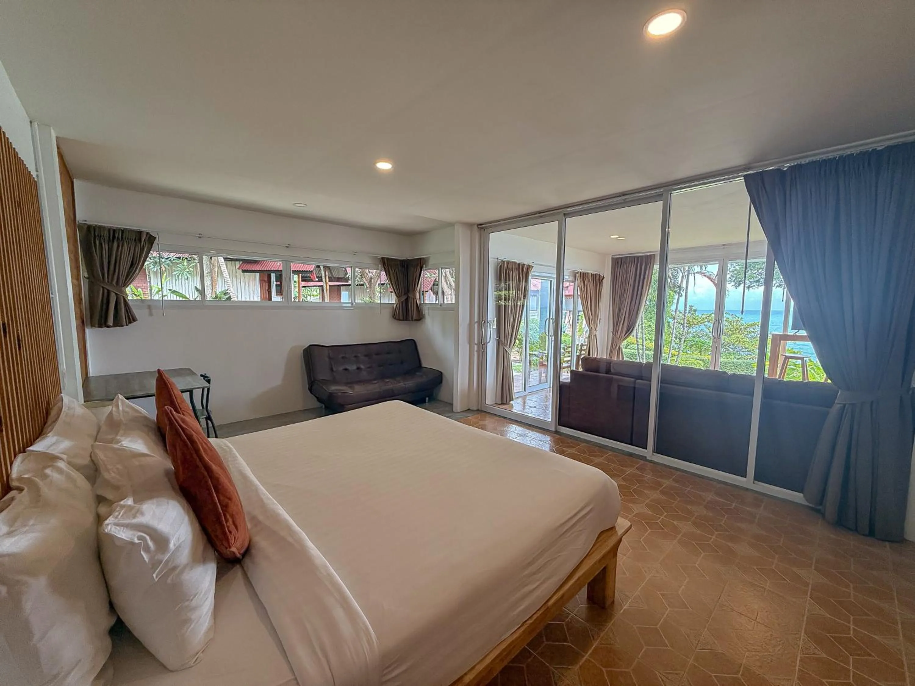 Photo of the whole room, Bed in Bounty Resort