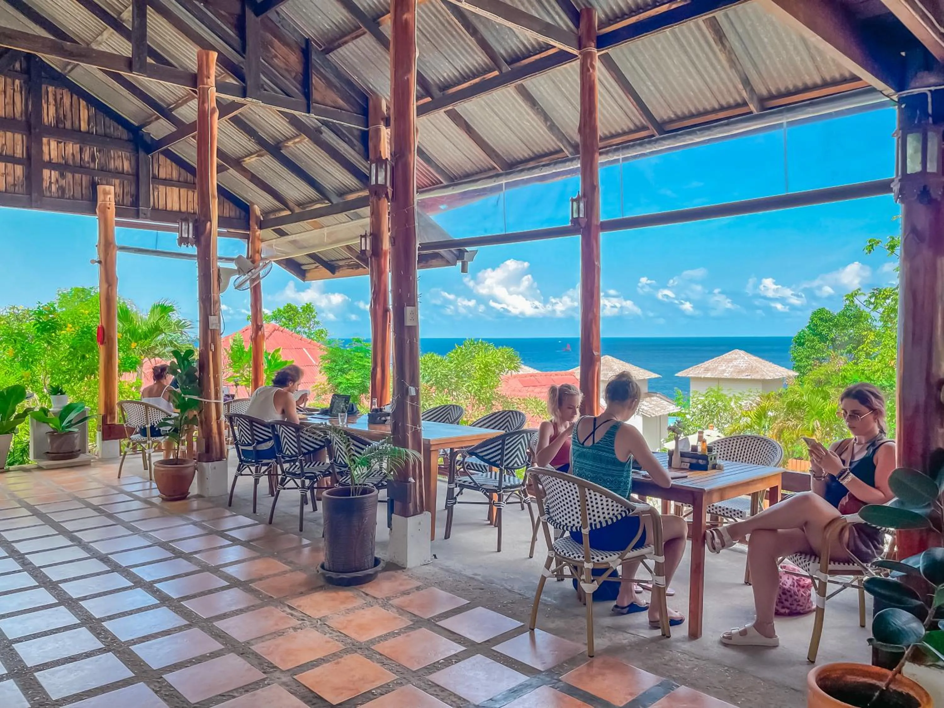 Restaurant/places to eat in Bounty Resort