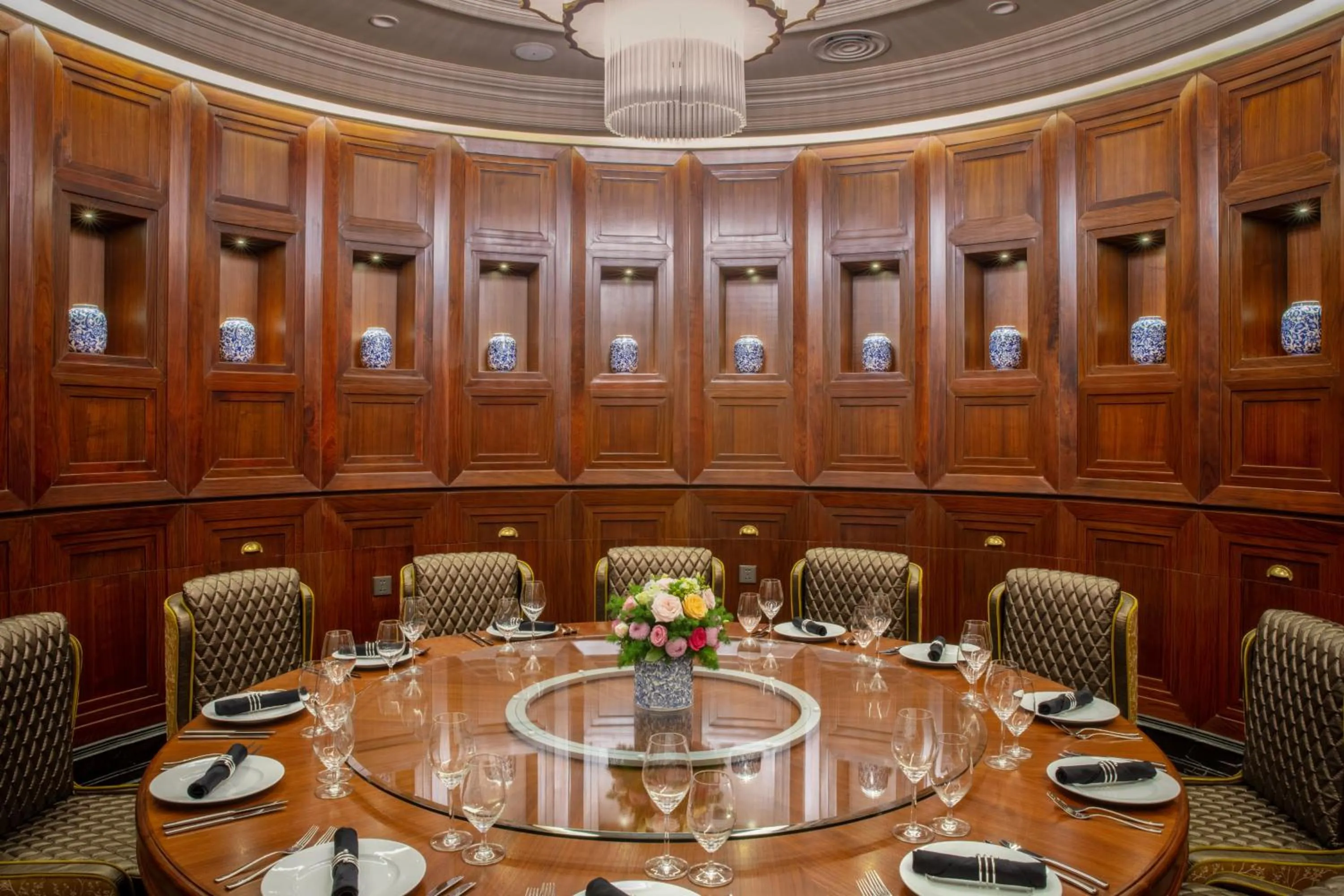 Restaurant/places to eat in Silk Path Grand Hue Hotel