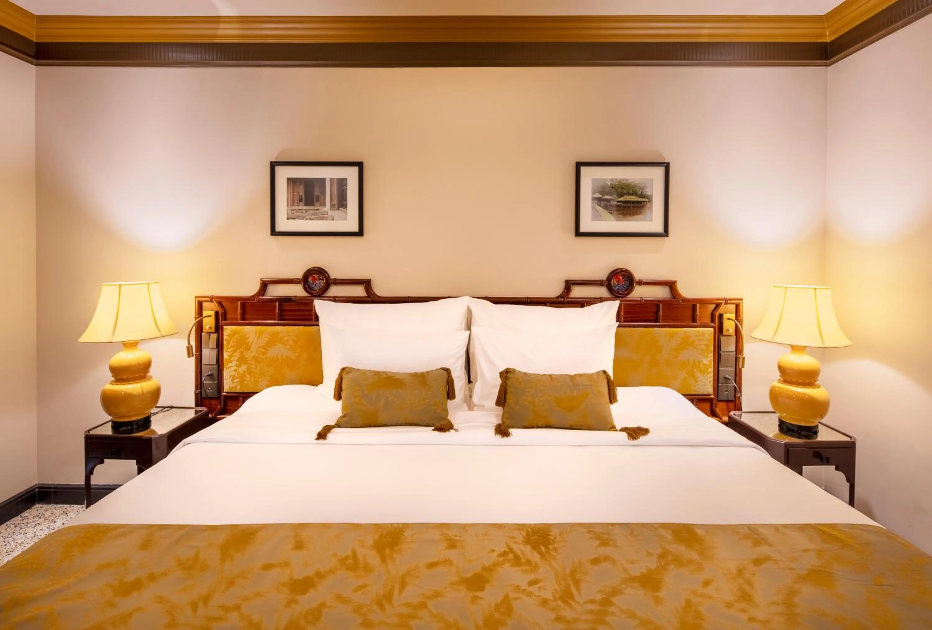 Bed in Silk Path Grand Hue Hotel