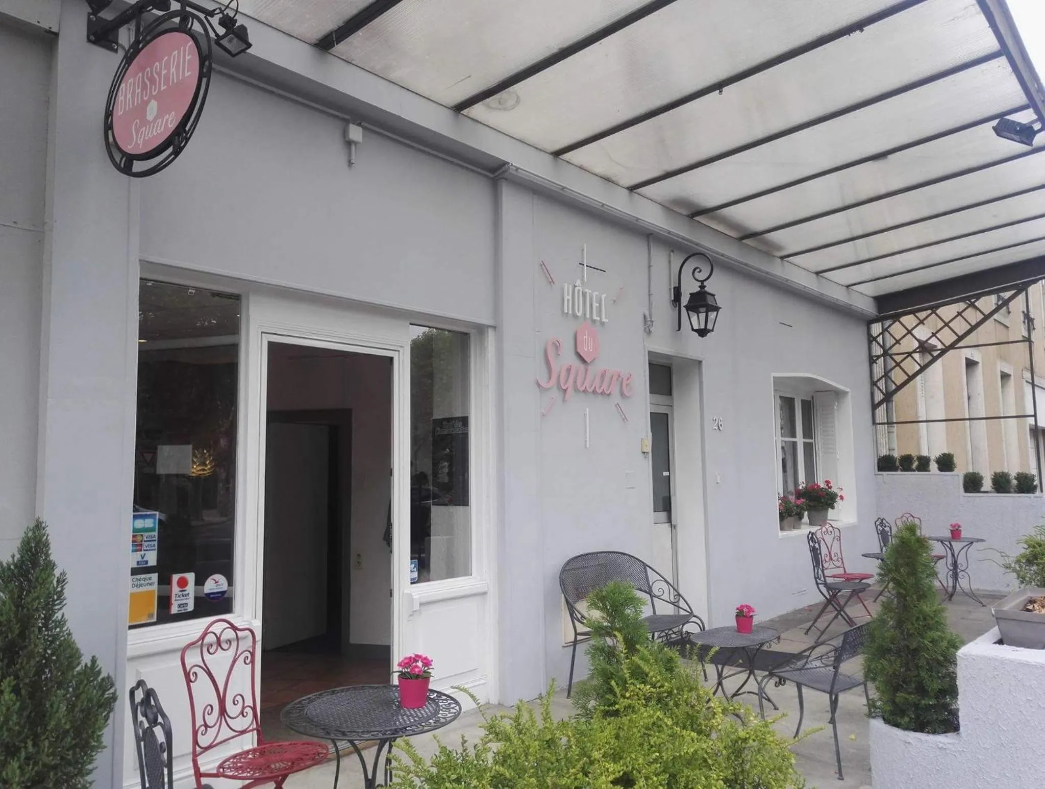 Facade/entrance in Hotel Du Square