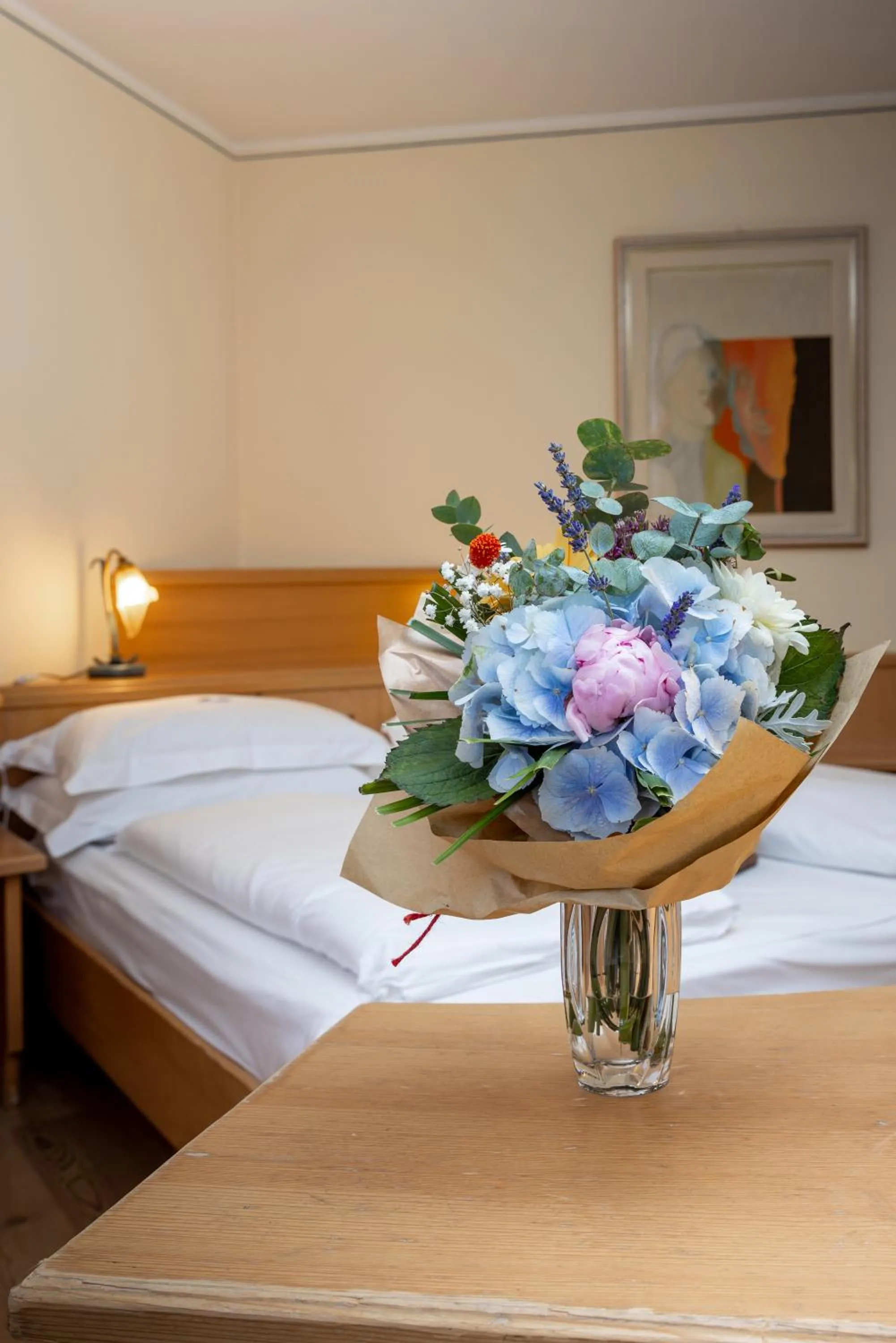 room service, Bed in Hotel Flora