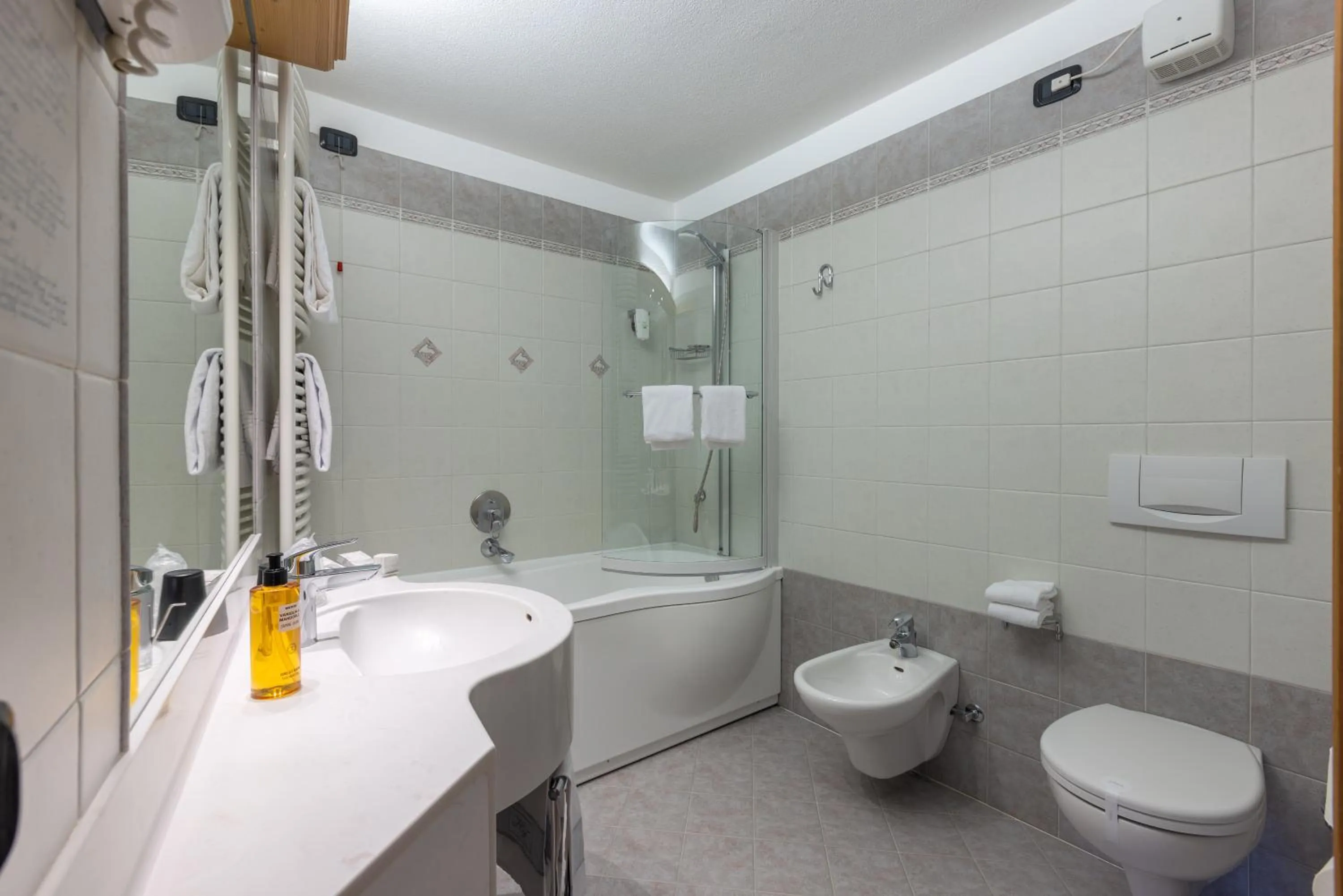 Bathroom in Hotel Flora