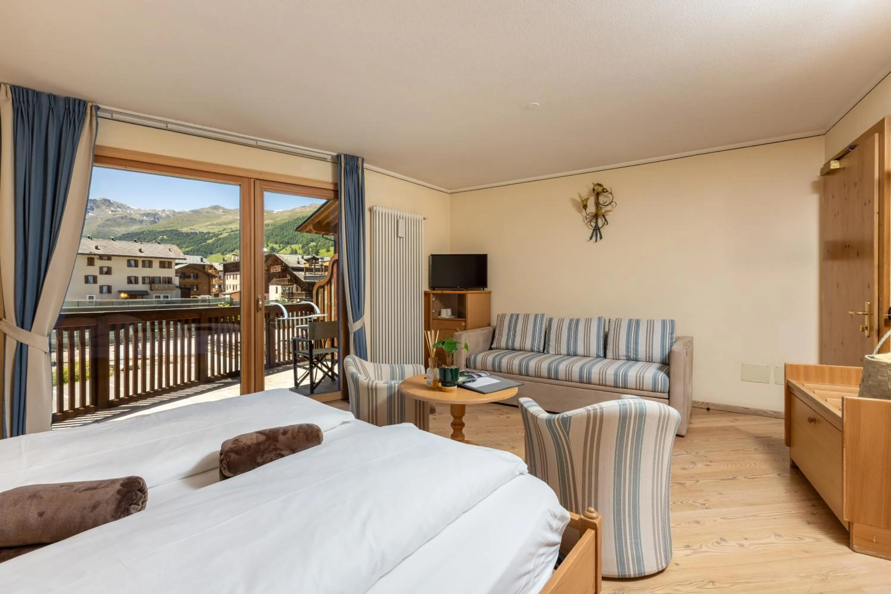 View (from property/room), Bed in Hotel Flora