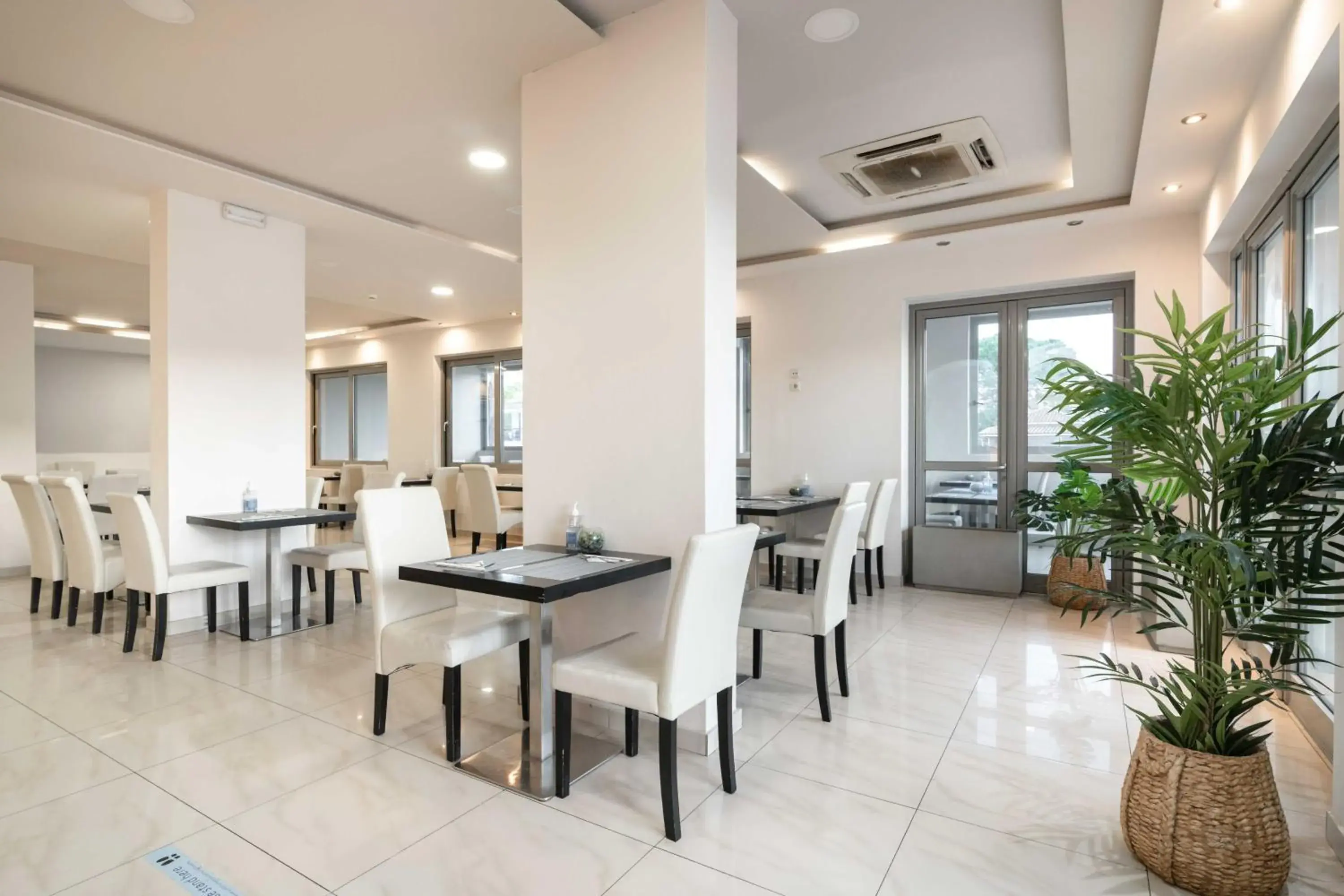 Restaurant/places to eat in Karras Hotel Restaurant/places to eat in Karras Hotel