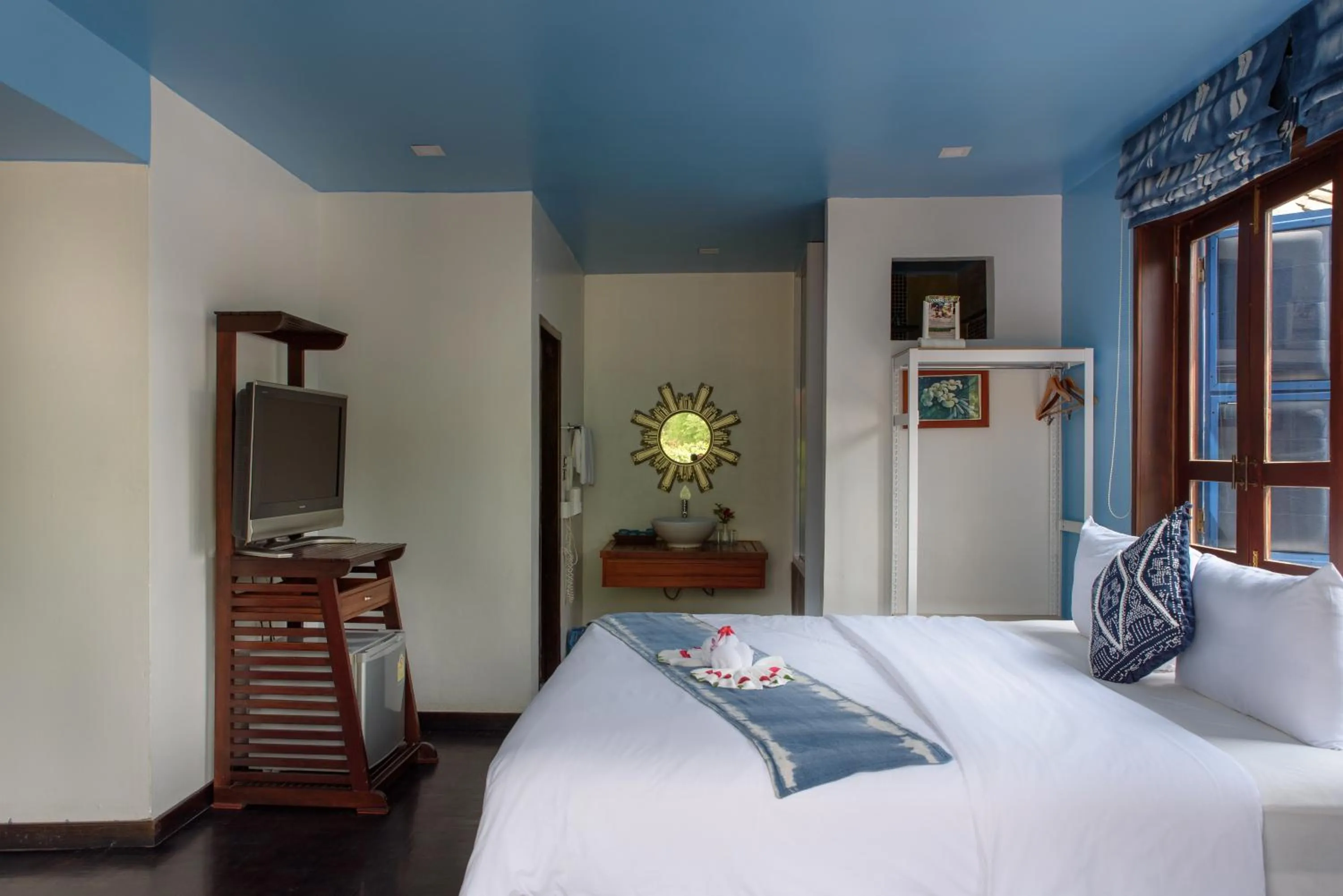 Photo of the whole room, Bed in Indigo House Hotel