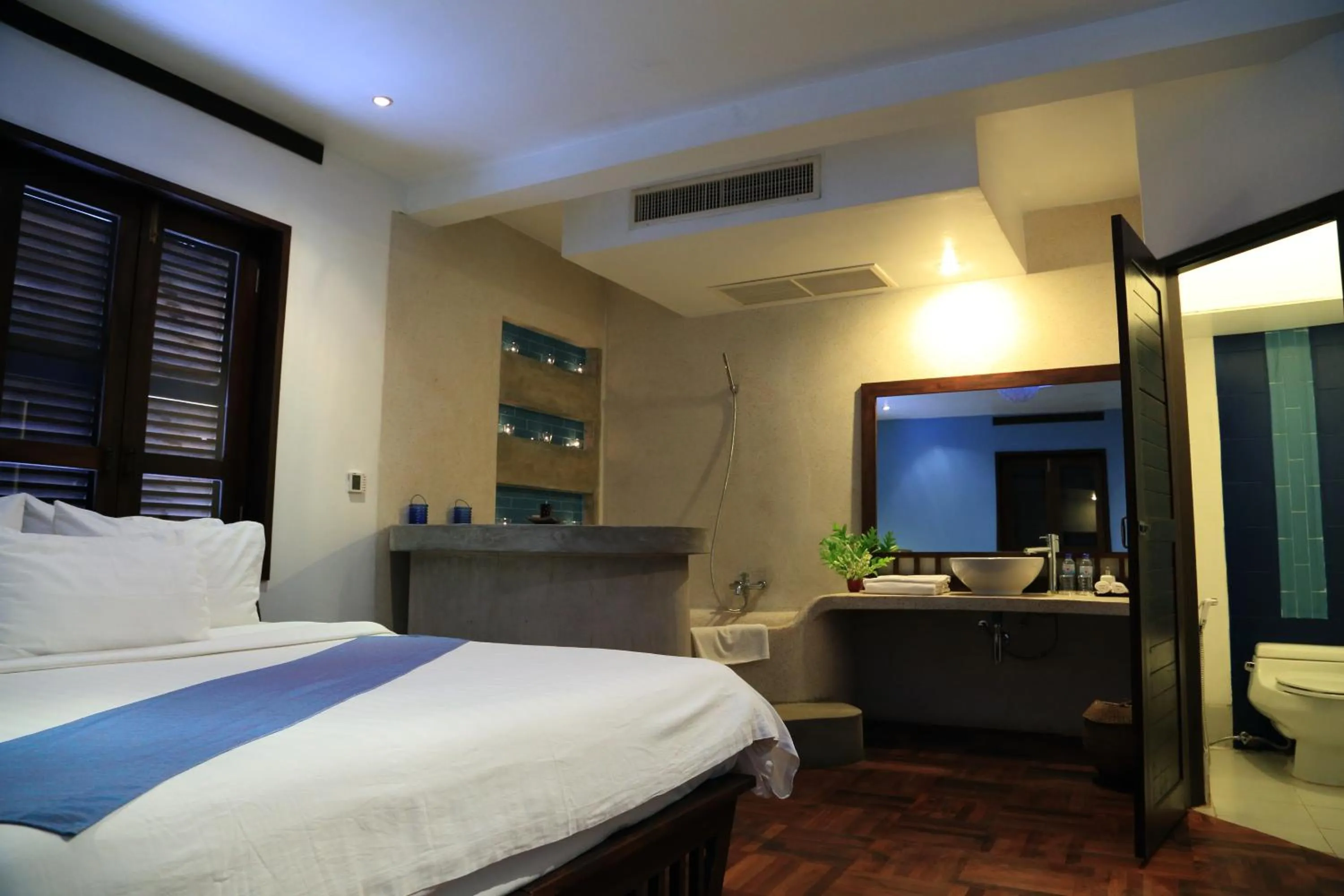 Bathroom, Bed in Indigo House Hotel