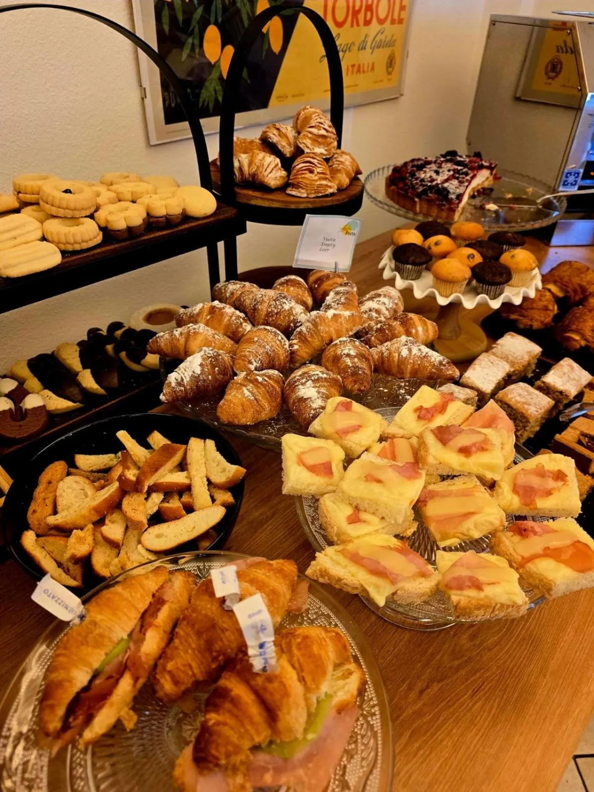 Buffet breakfast in Alle Porte