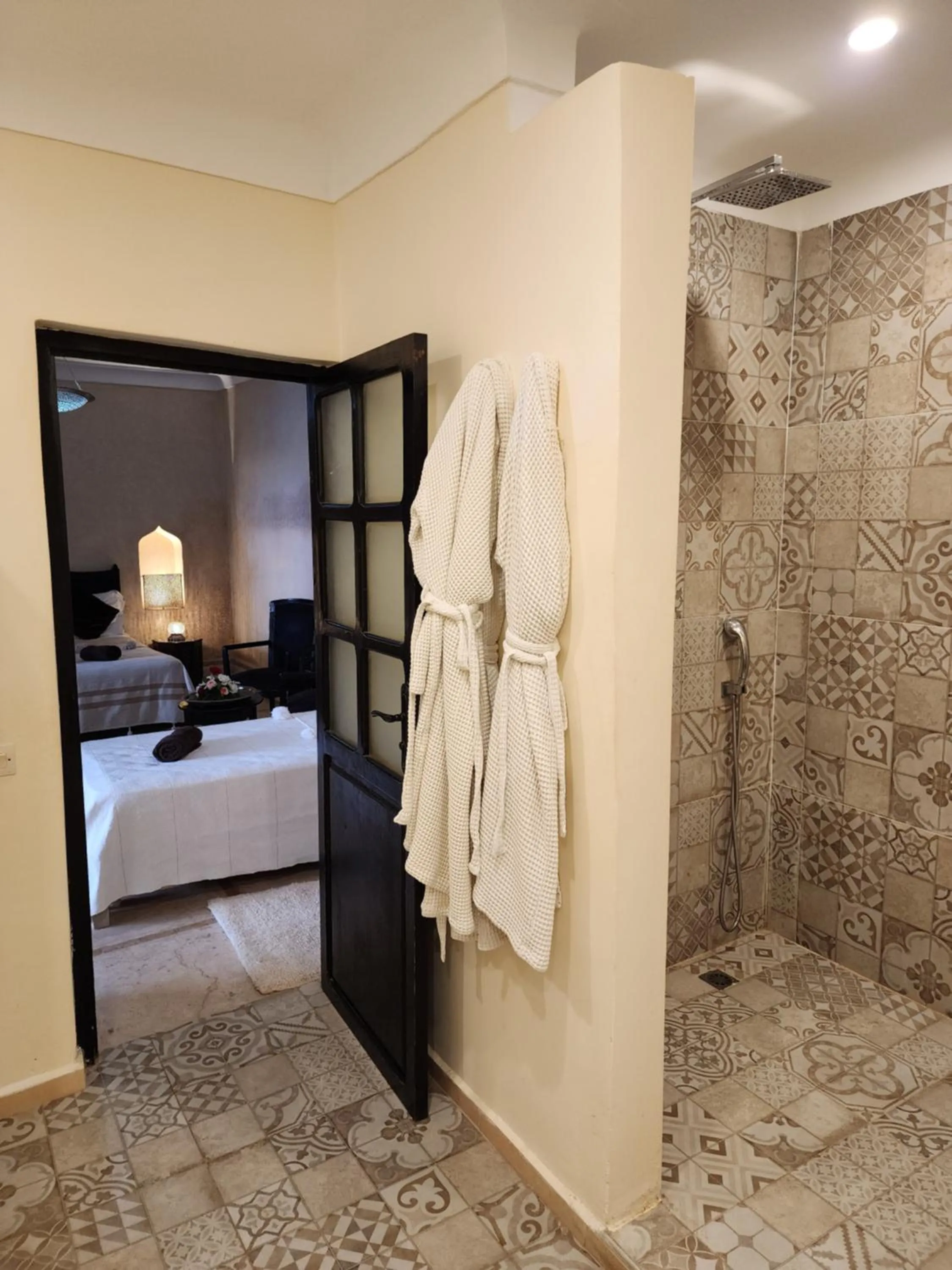 Shower, Bed in Riad Alboraq