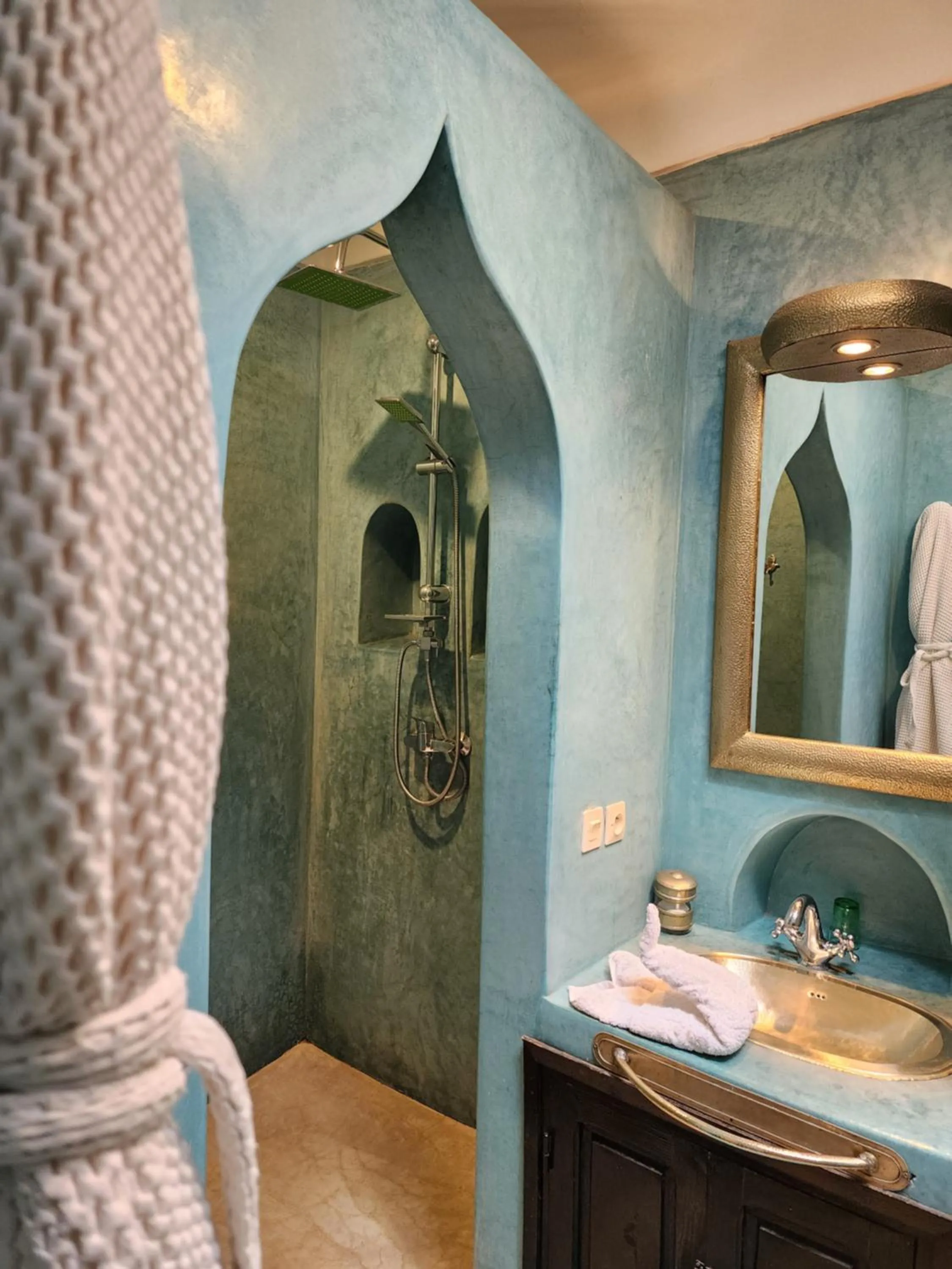 Shower in Riad Alboraq