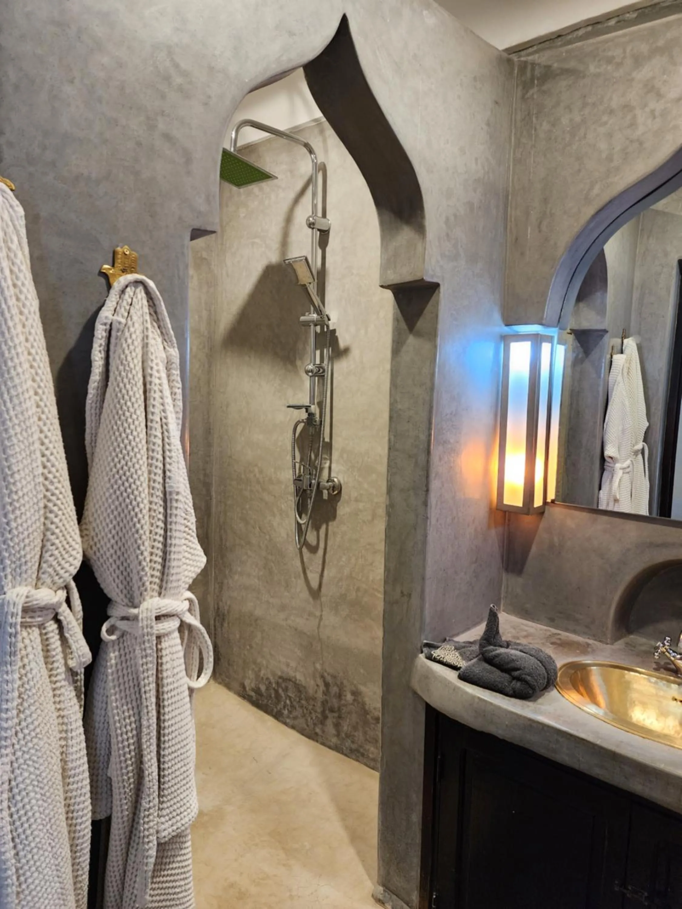 Shower in Riad Alboraq