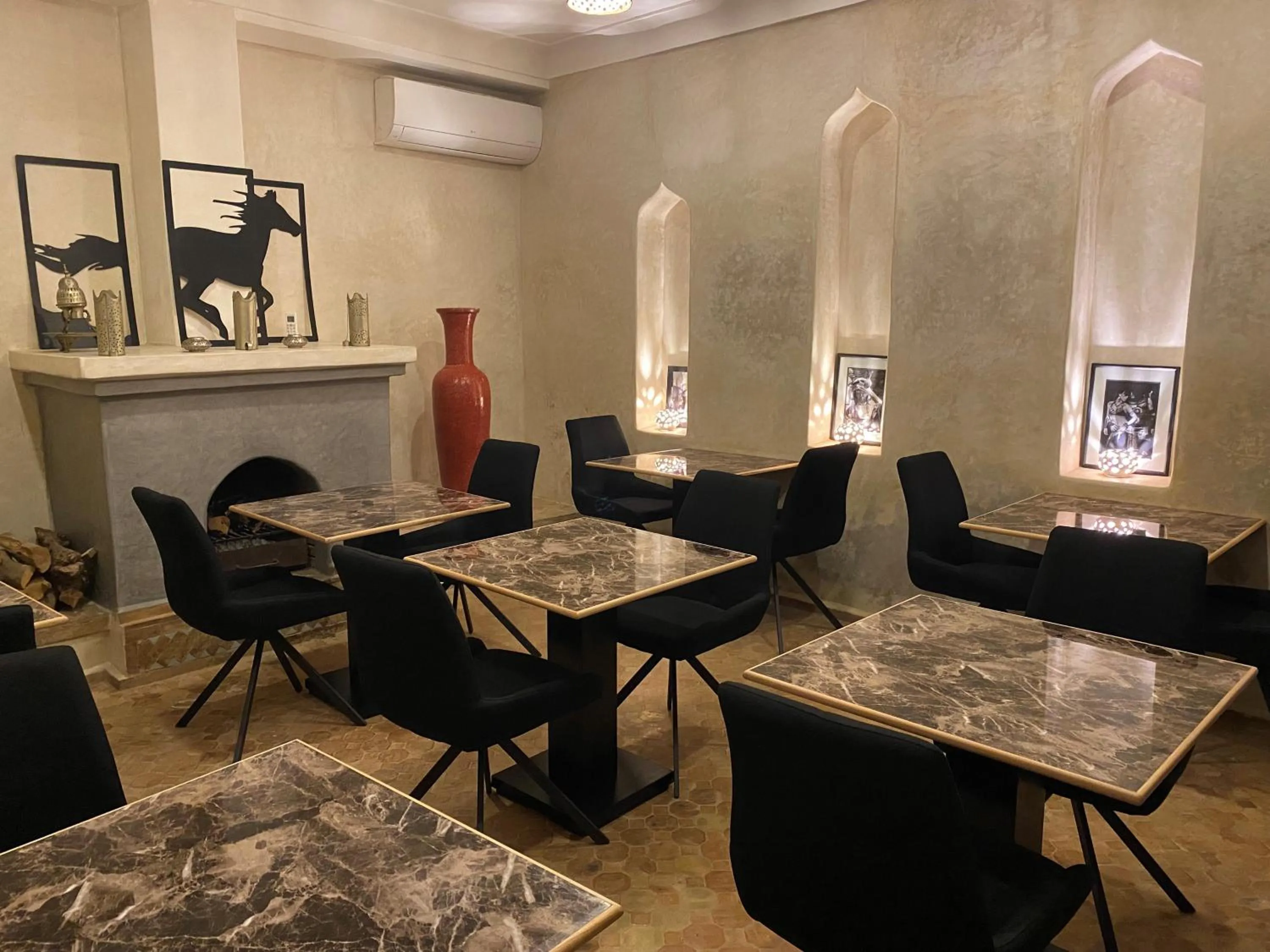 Restaurant/places to eat in Riad Alboraq