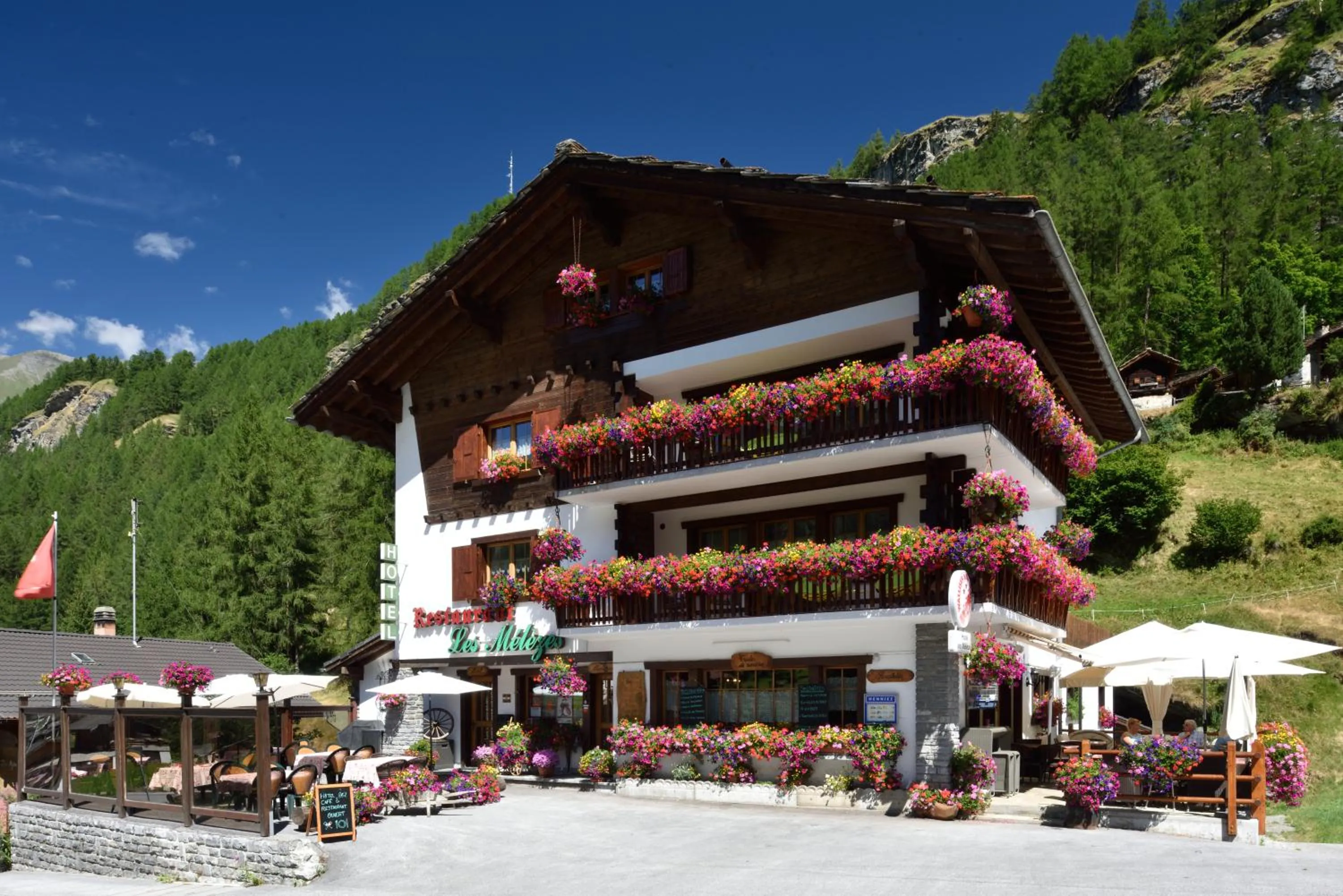 Property building in Hotel Les Mélèzes