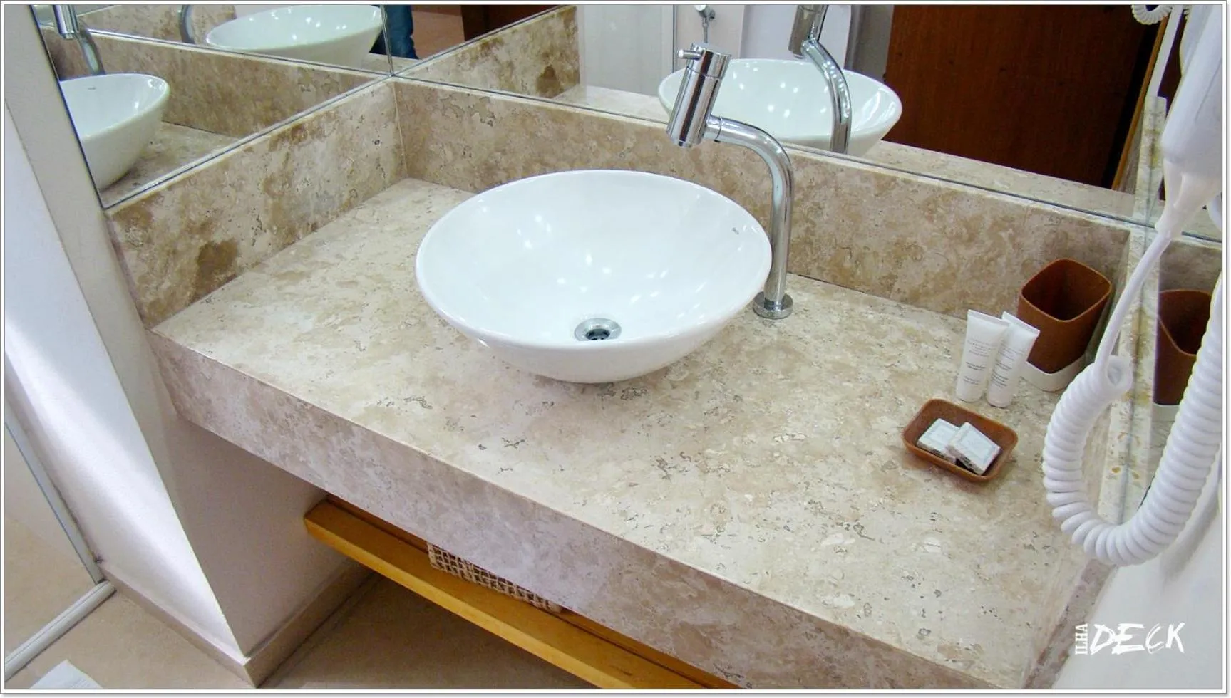 Bathroom in Ilha Deck Hotel