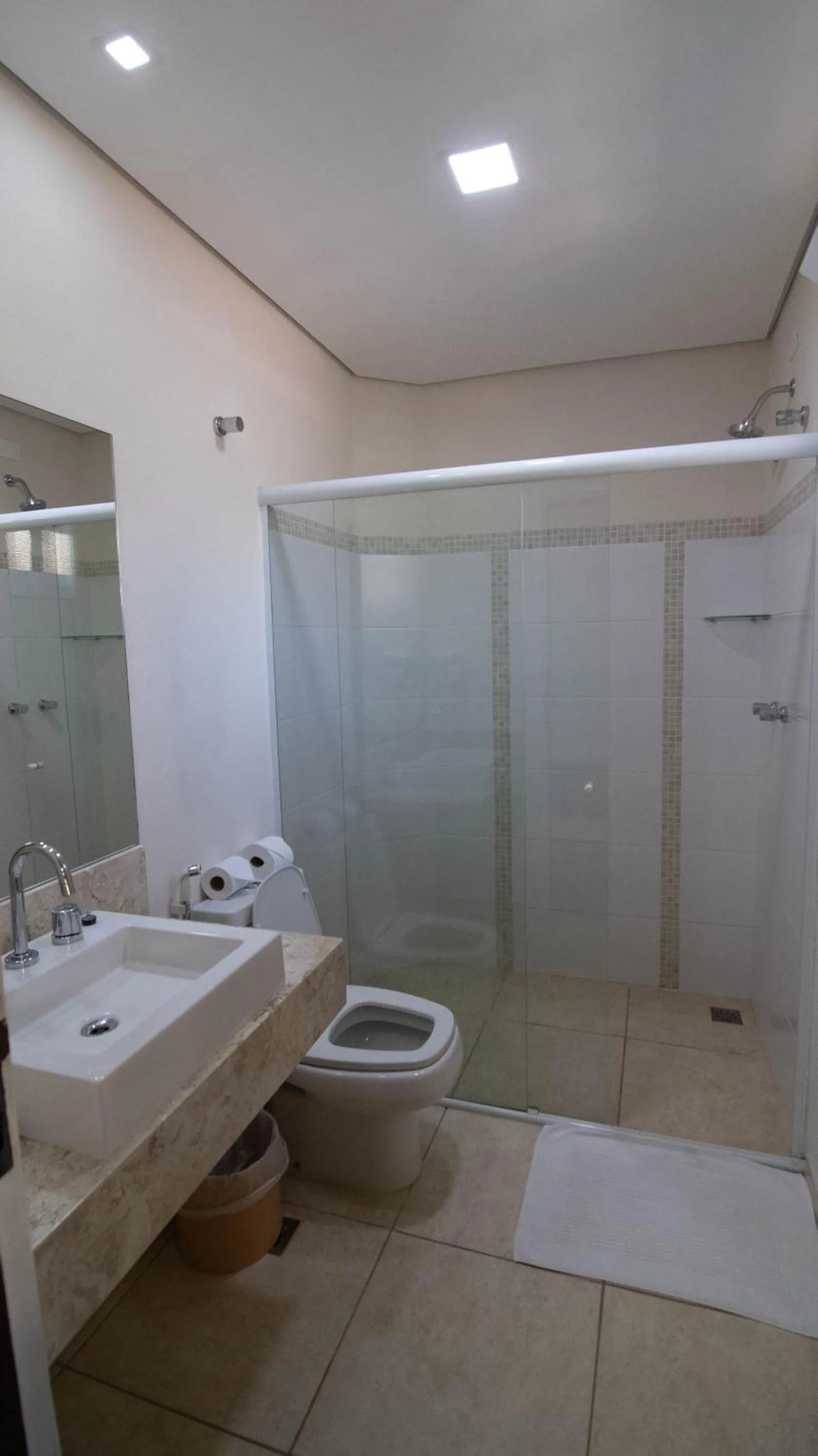 Bathroom in Ilha Deck Hotel