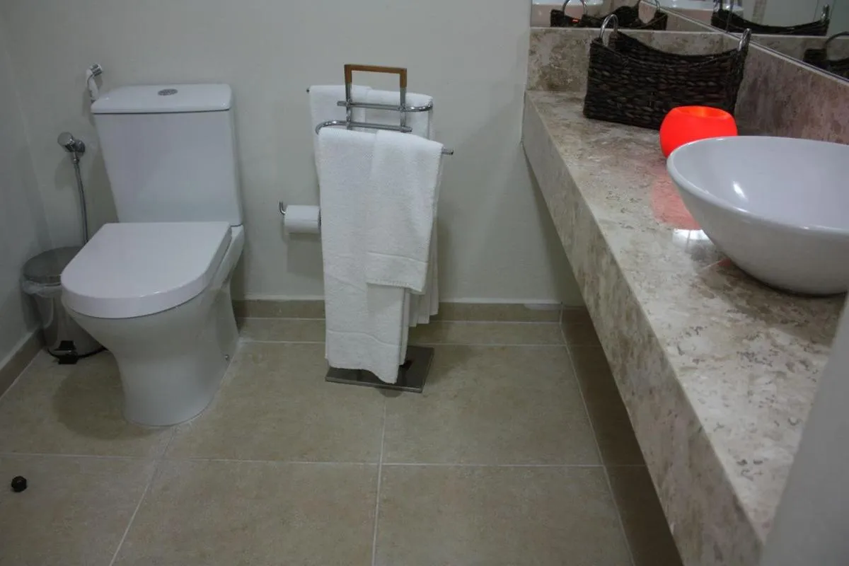 Bathroom in Ilha Deck Hotel