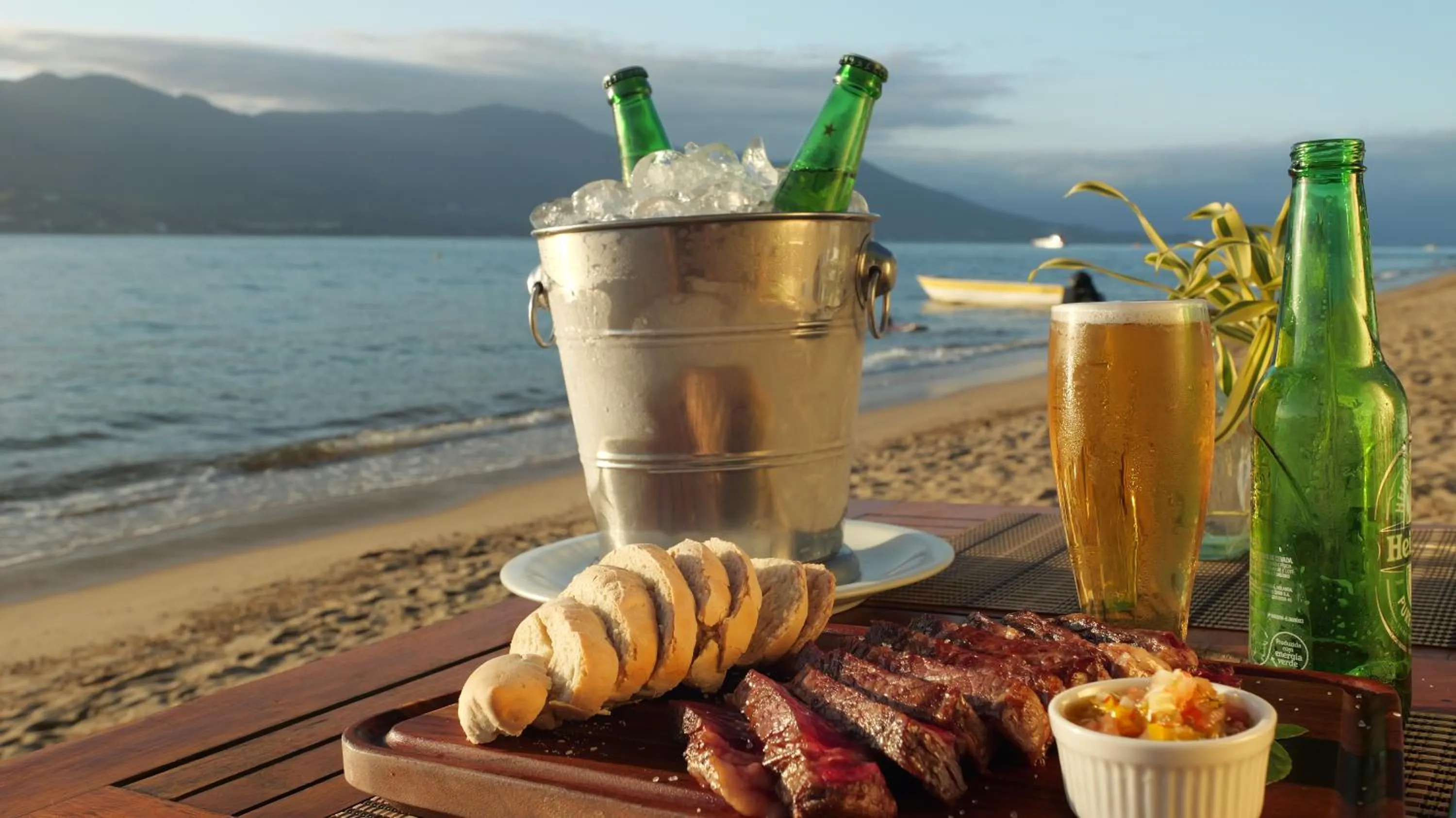 Beach in Ilha Deck Hotel