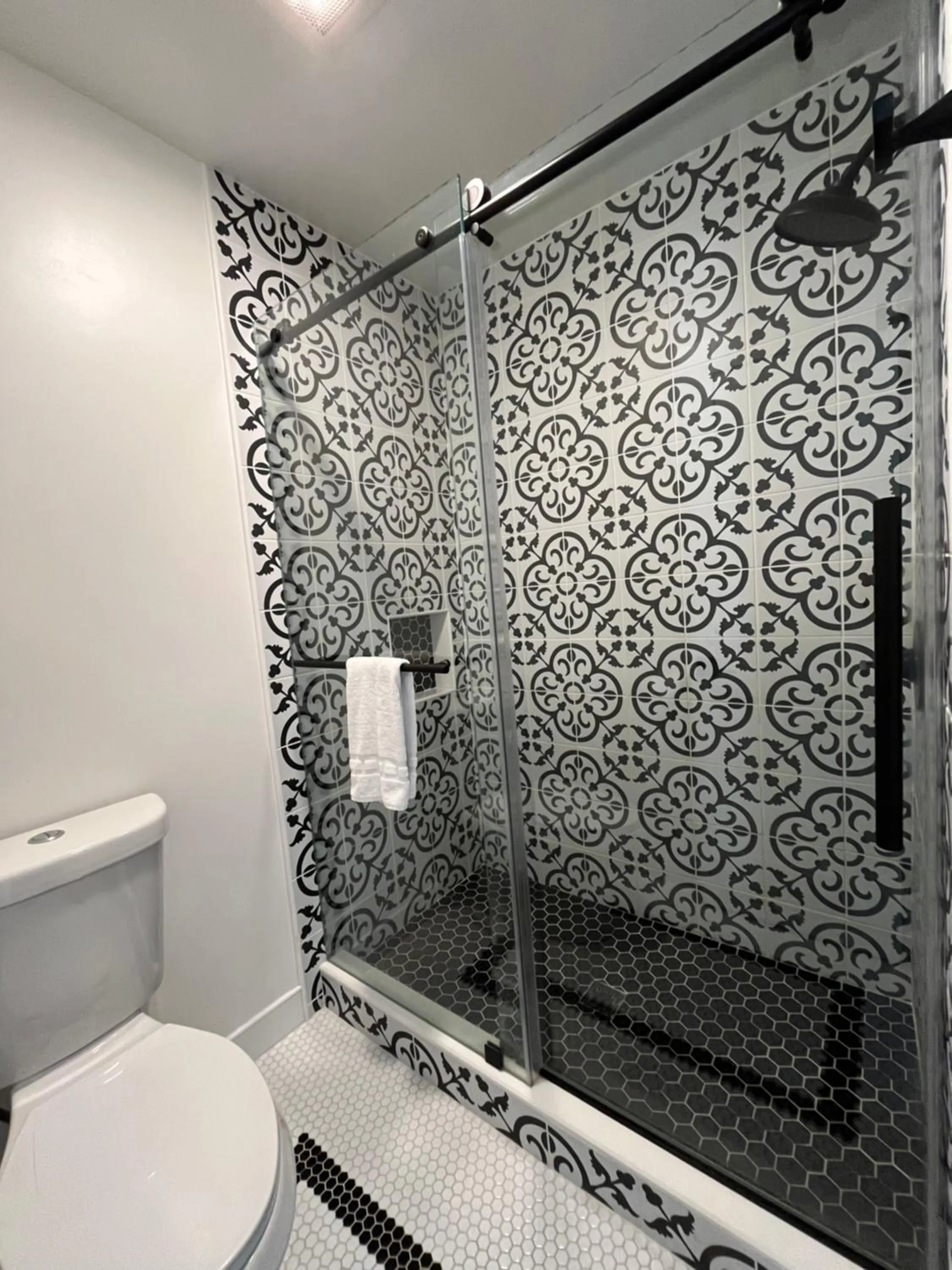 Shower in Anaheim Maingate Inn