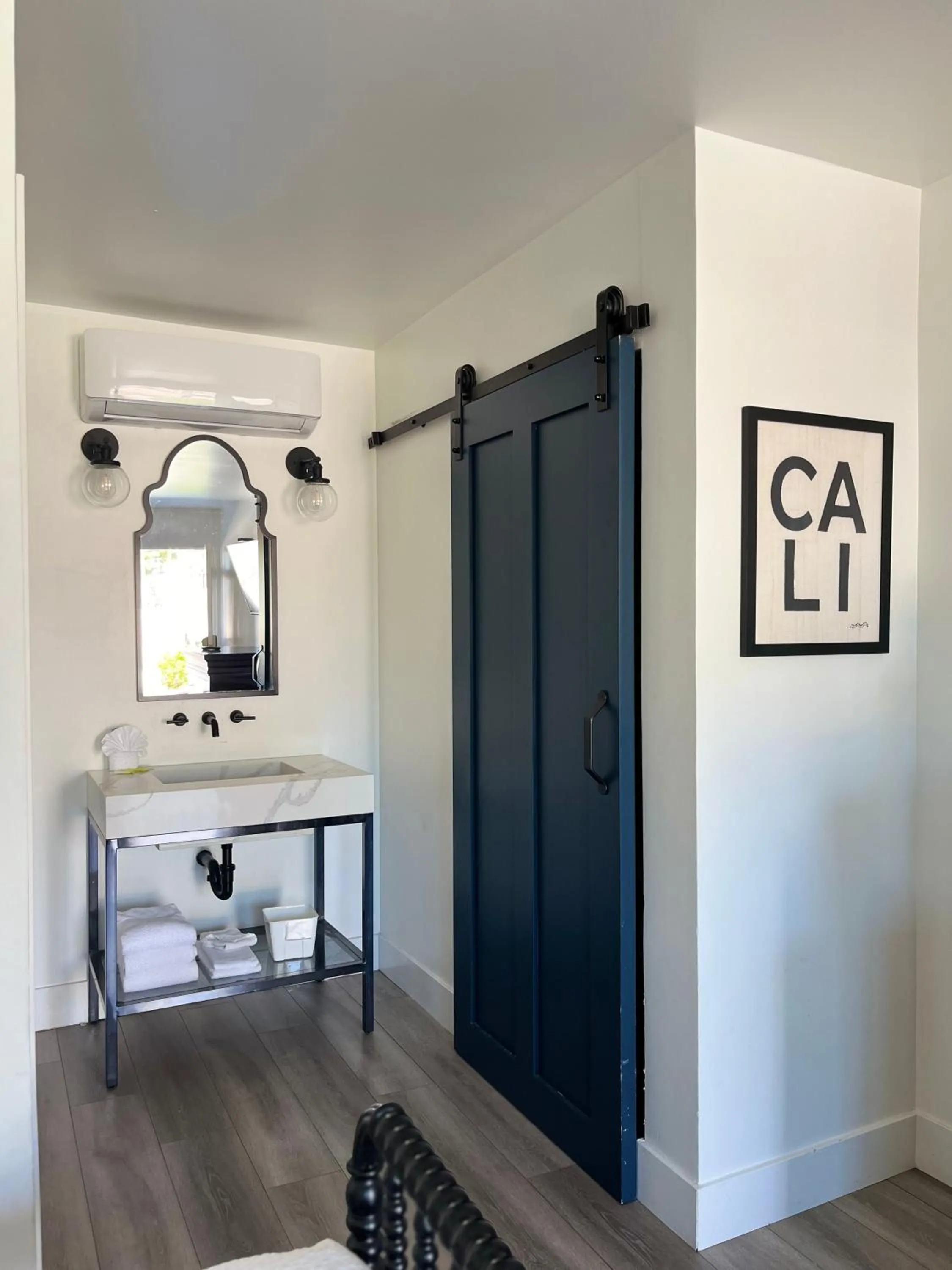 Decorative detail in Anaheim Maingate Inn