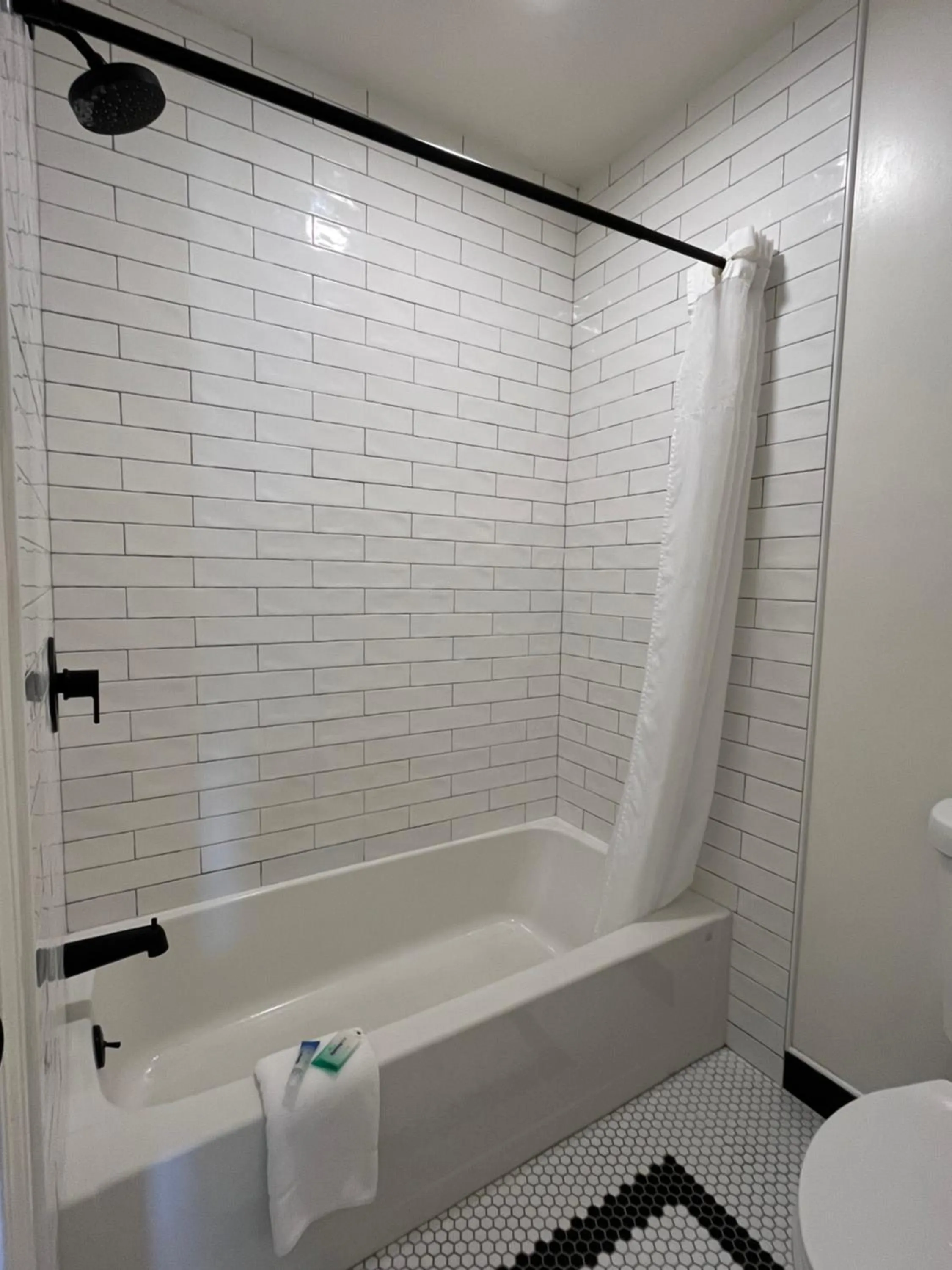 Bathroom in Anaheim Maingate Inn