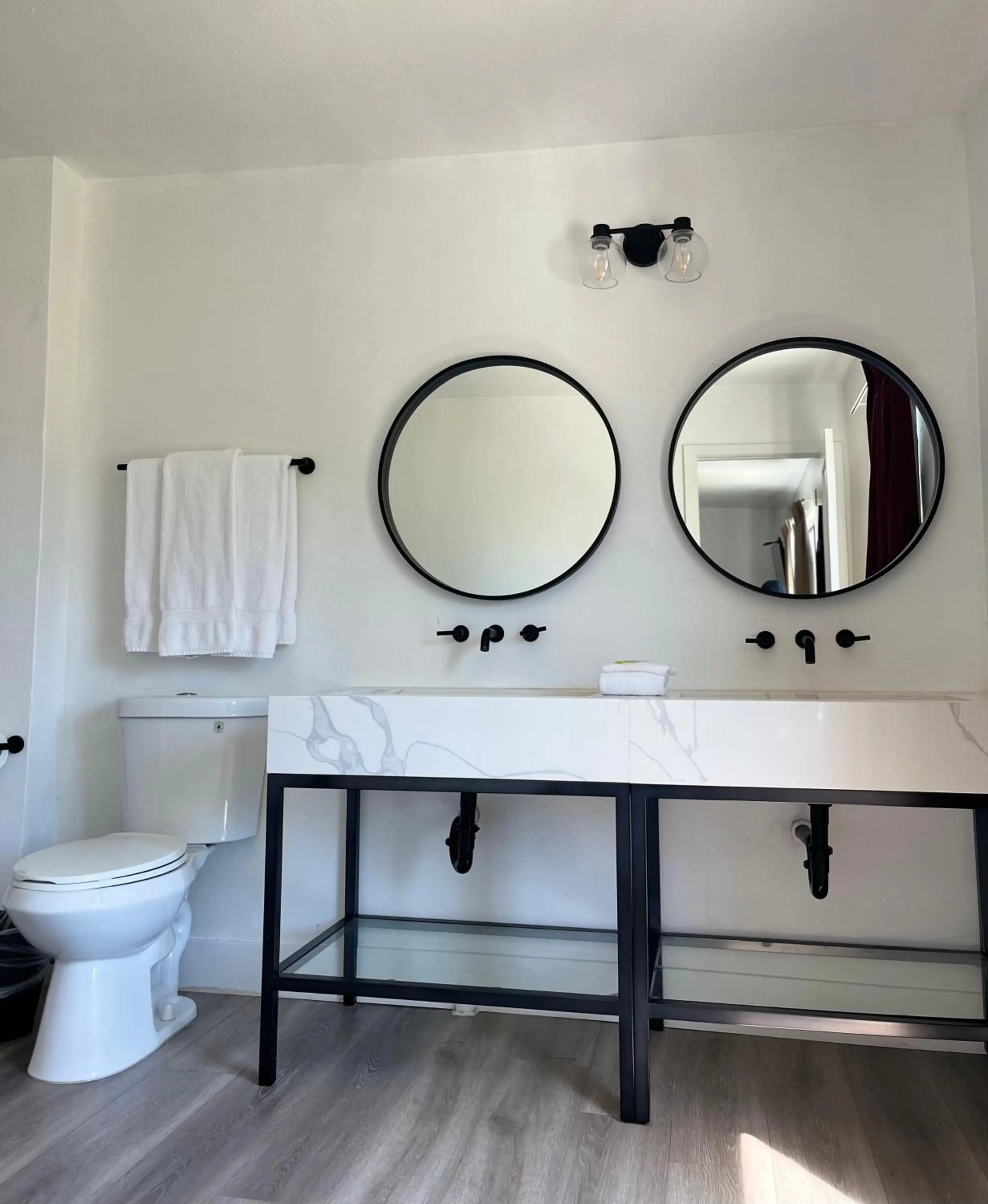 Bathroom in Anaheim Maingate Inn