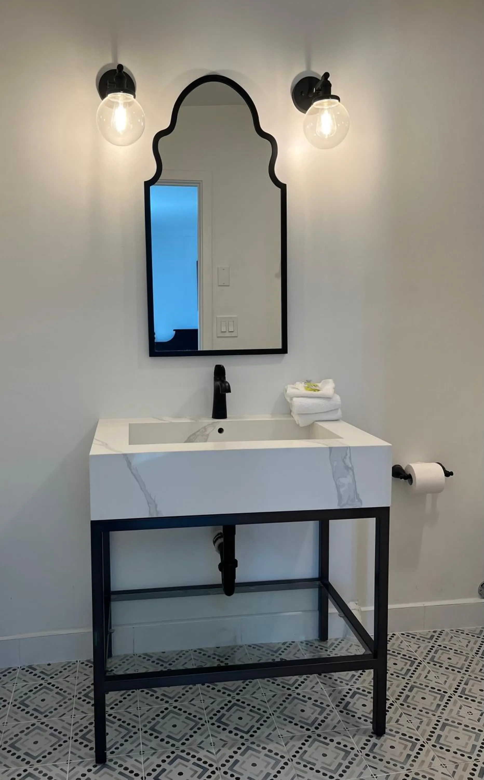 Bathroom in Anaheim Maingate Inn