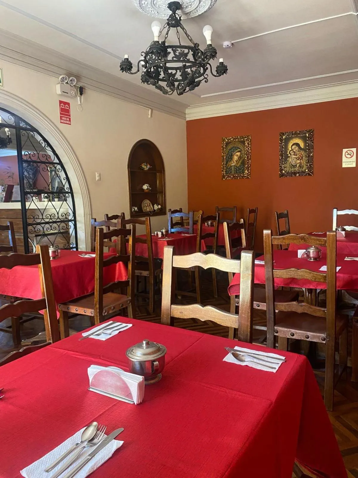 Restaurant/places to eat in Hotel San Isidro Inn