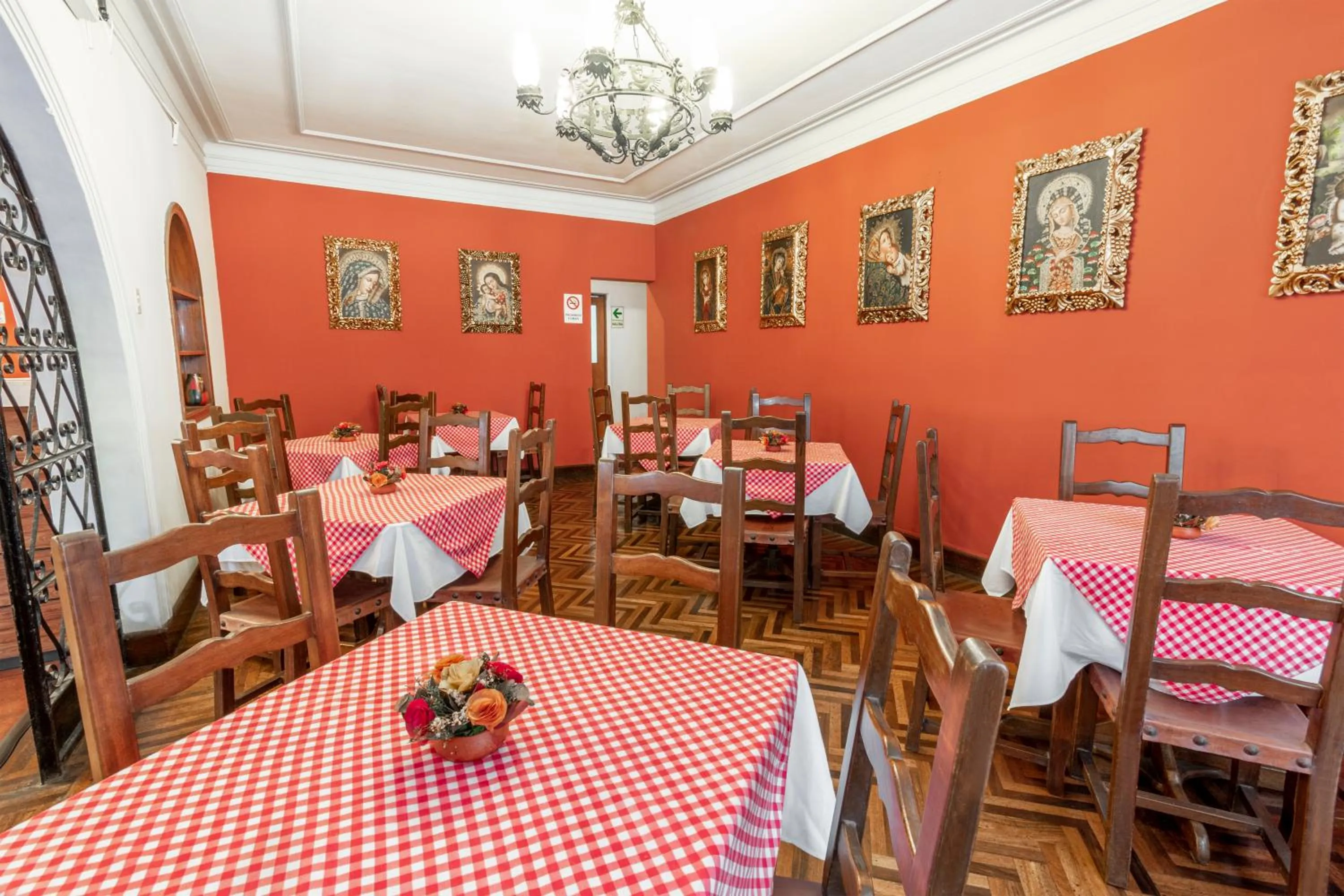 Restaurant/places to eat in Hotel San Isidro Inn