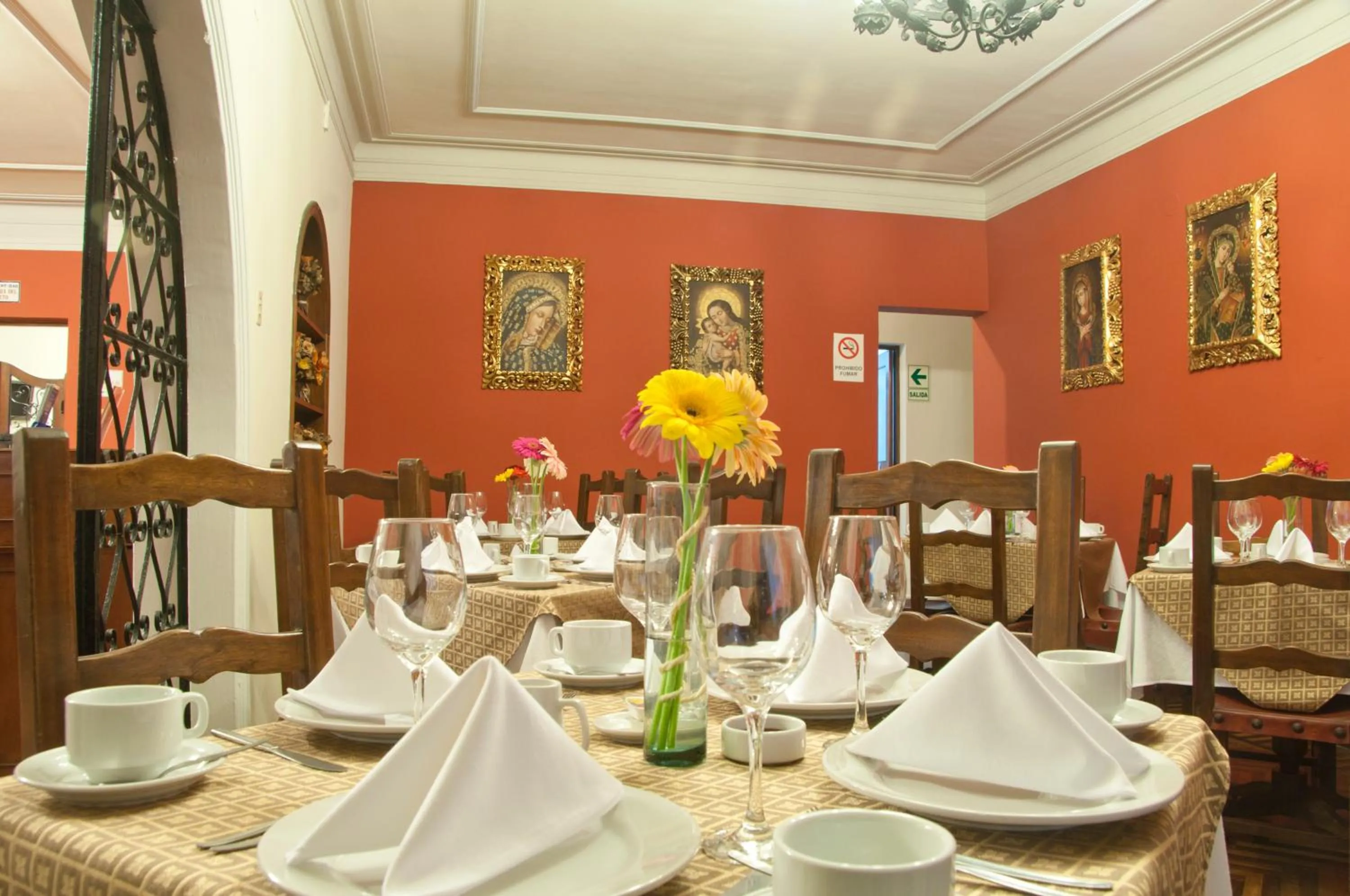 Restaurant/places to eat in Hotel San Isidro Inn