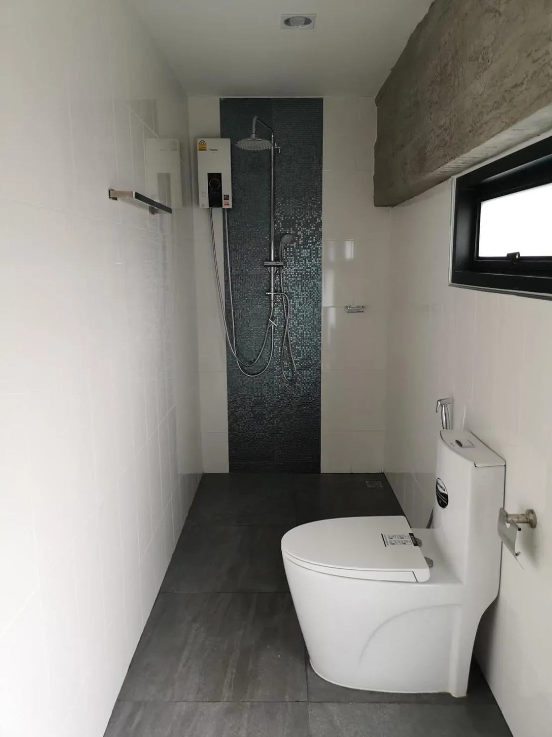 Shower in The Entaneer Poshtel