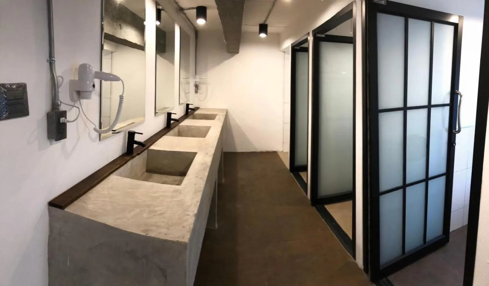 Shower in The Entaneer Poshtel