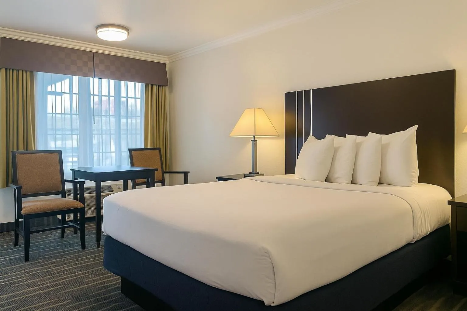 Bedroom, Bed in Avalon Inn Downtown Morro Bay