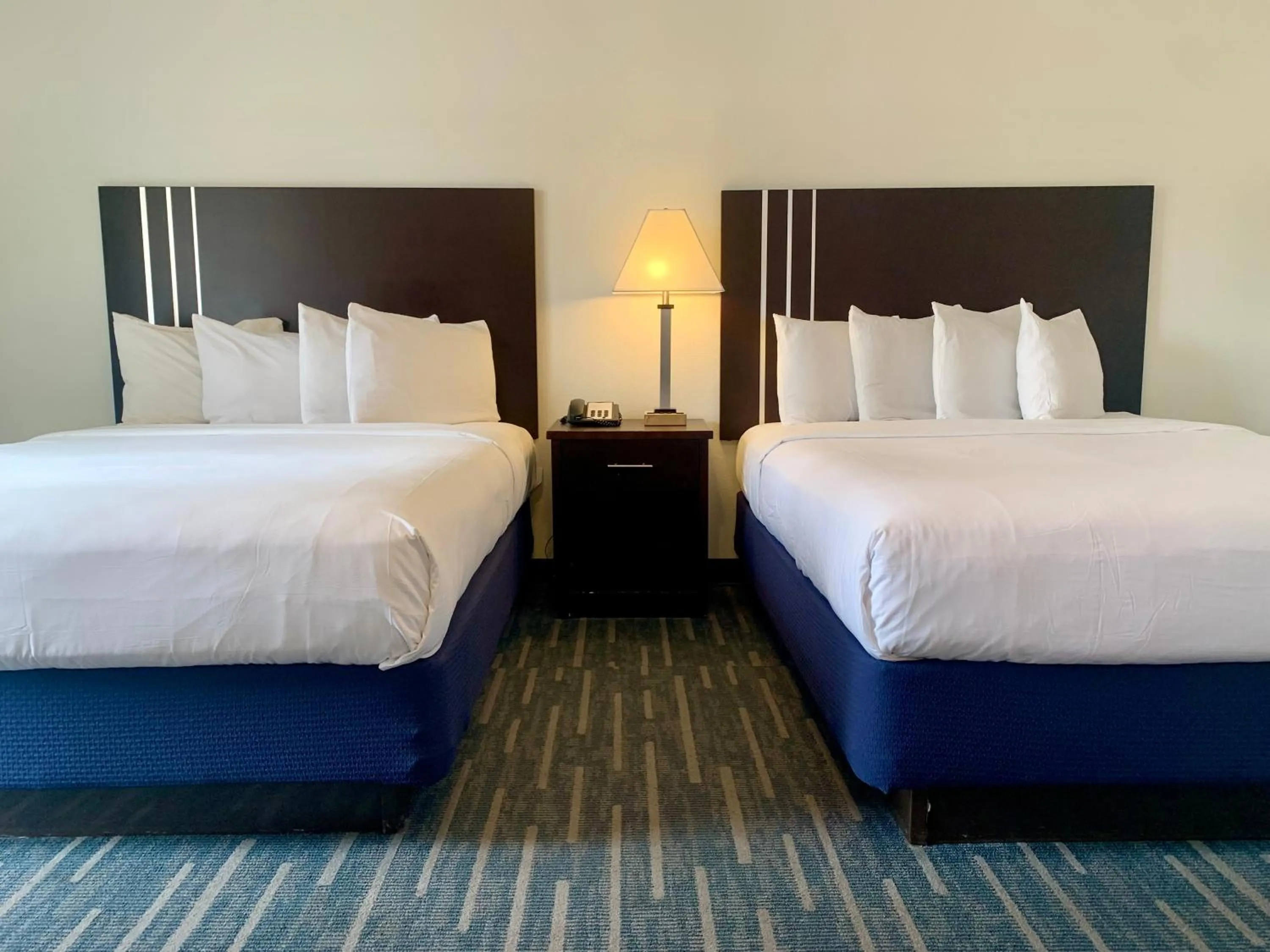 Bedroom, Bed in Avalon Inn Downtown Morro Bay