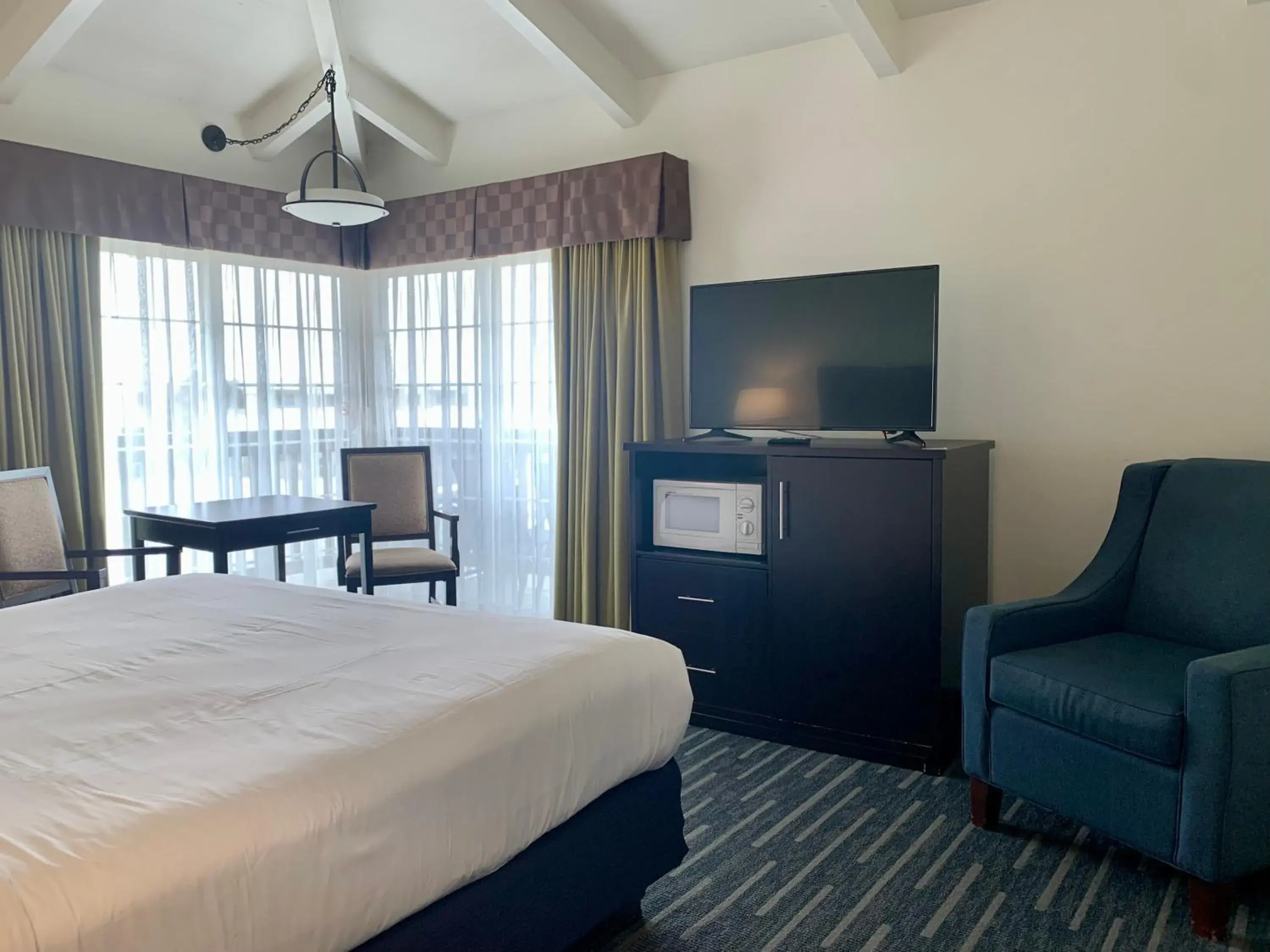 Bedroom, Bed in Avalon Inn Downtown Morro Bay Bedroom, Bed in Avalon Inn Downtown Morro Bay