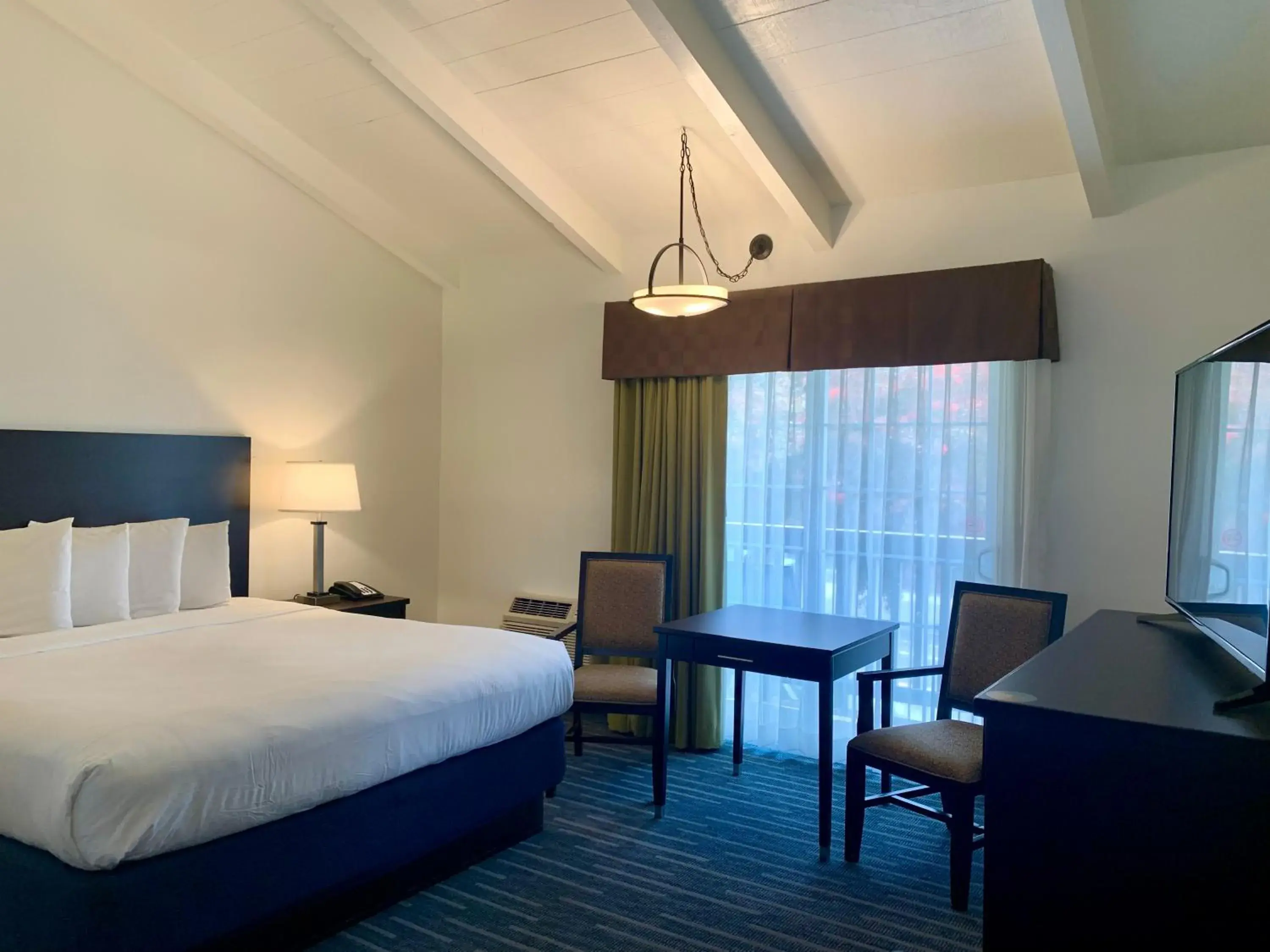 Bedroom, Bed in Avalon Inn Downtown Morro Bay Bedroom, Bed in Avalon Inn Downtown Morro Bay