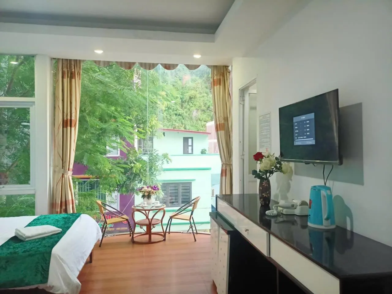 Photo of the whole room in catba island hotel