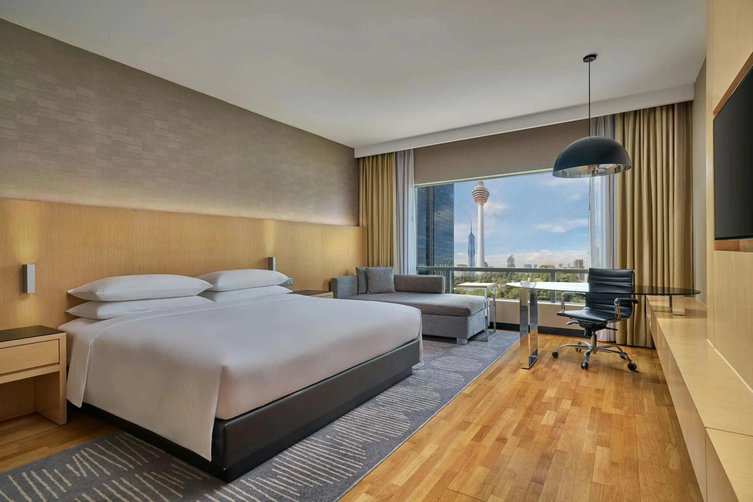 Photo of the whole room, Bed in Renaissance Kuala Lumpur Hotel & Convention Centre