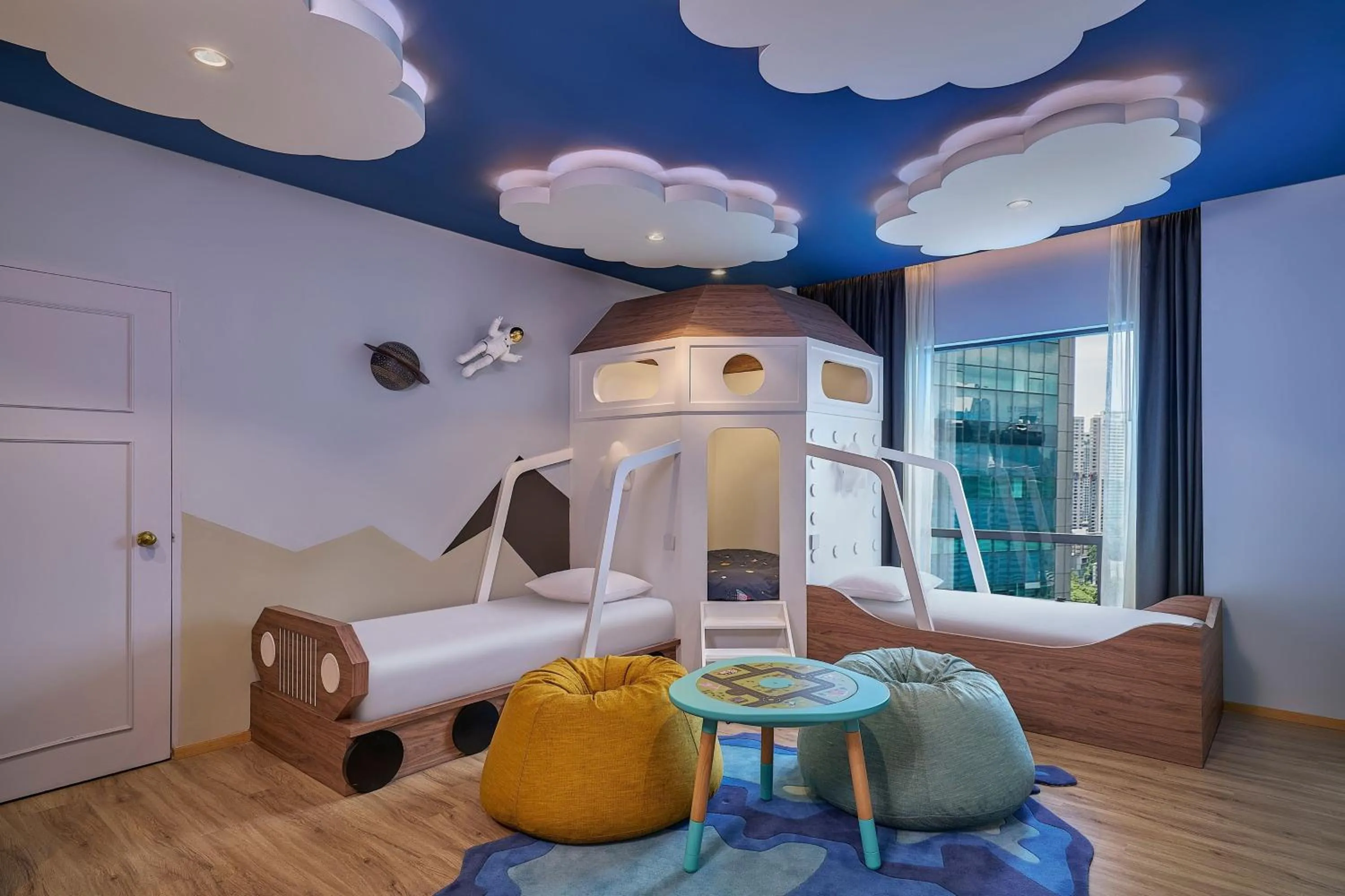 Photo of the whole room, Bed in Renaissance Kuala Lumpur Hotel & Convention Centre