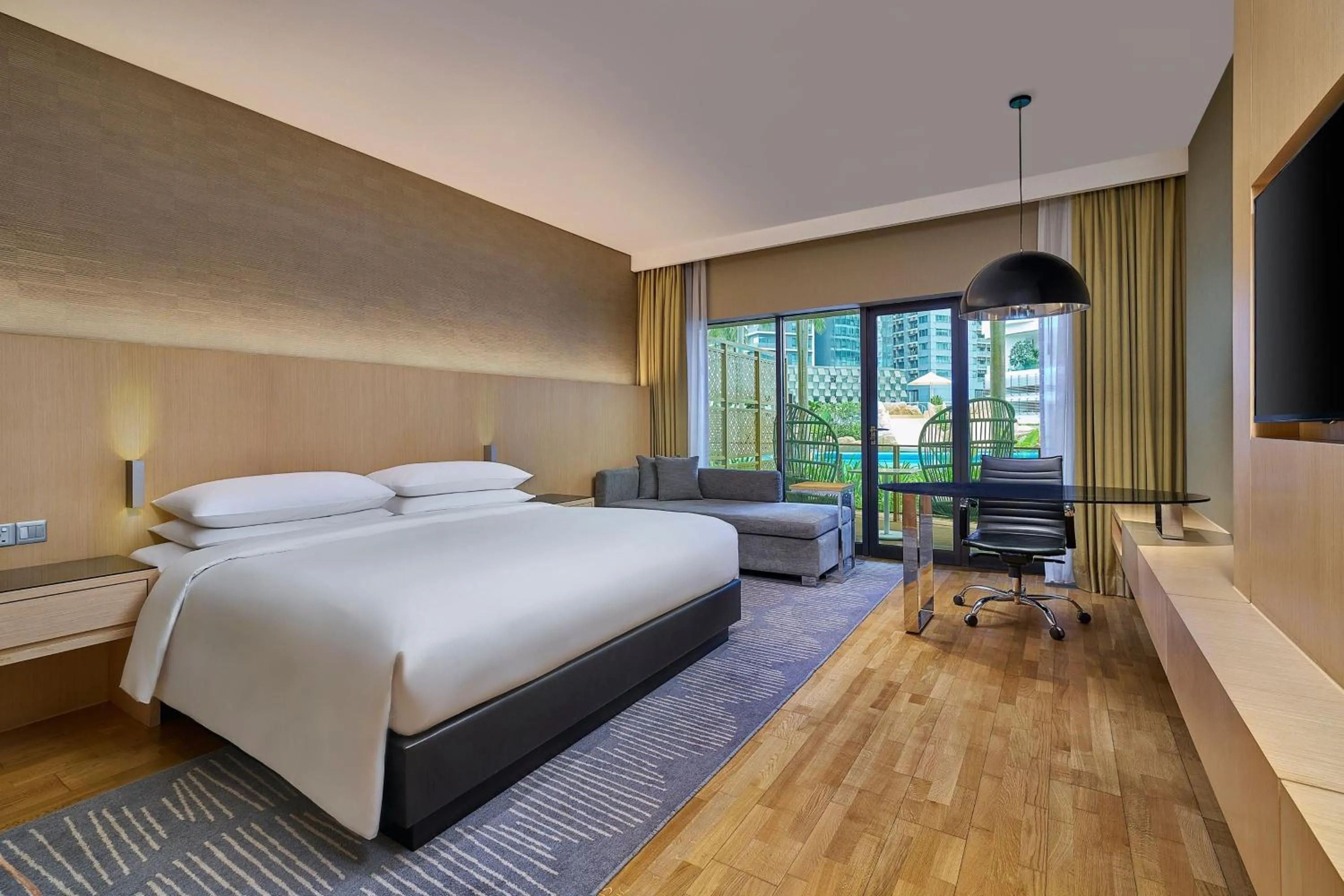 Photo of the whole room, Bed in Renaissance Kuala Lumpur Hotel & Convention Centre
