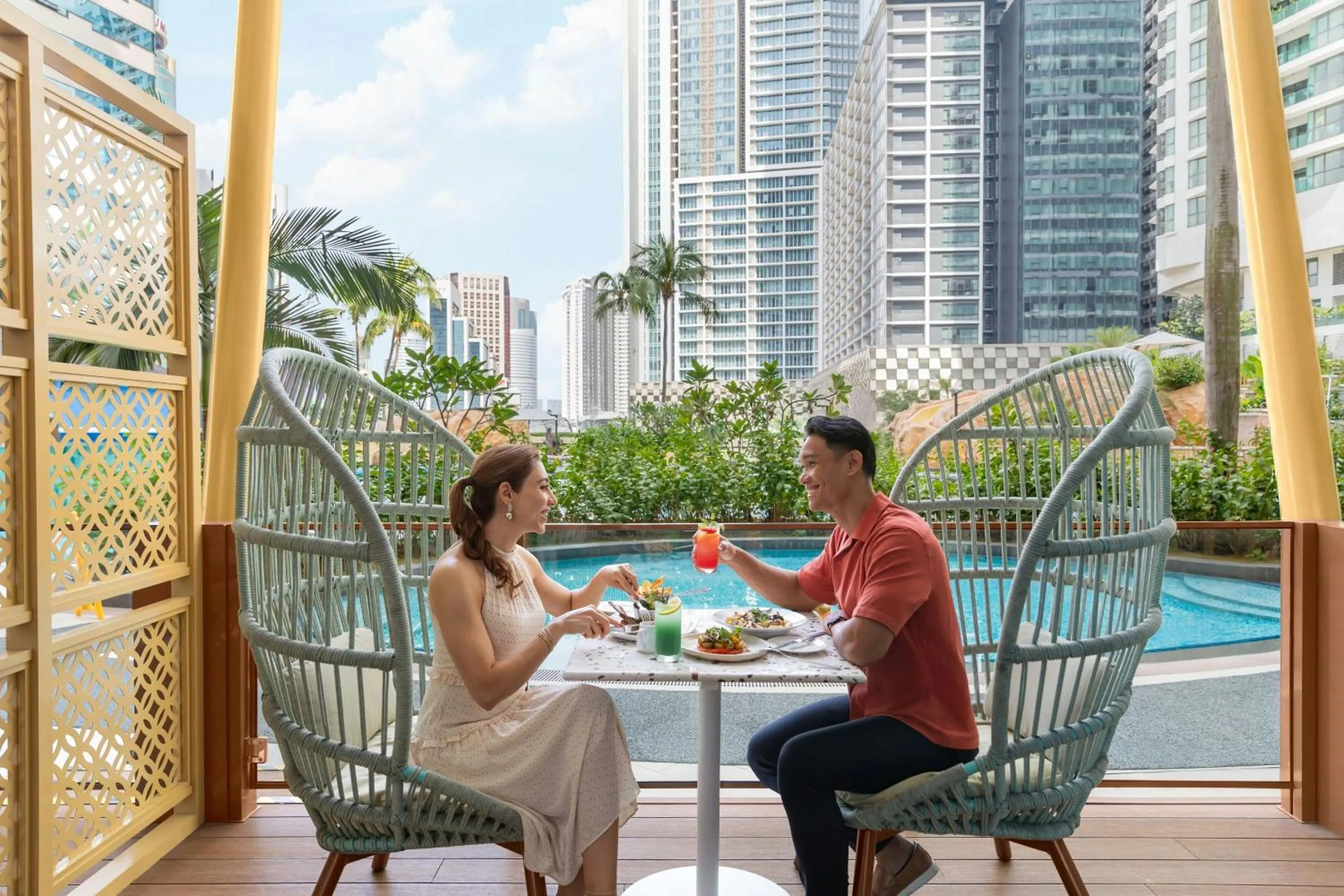 Swimming pool in Renaissance Kuala Lumpur Hotel & Convention Centre