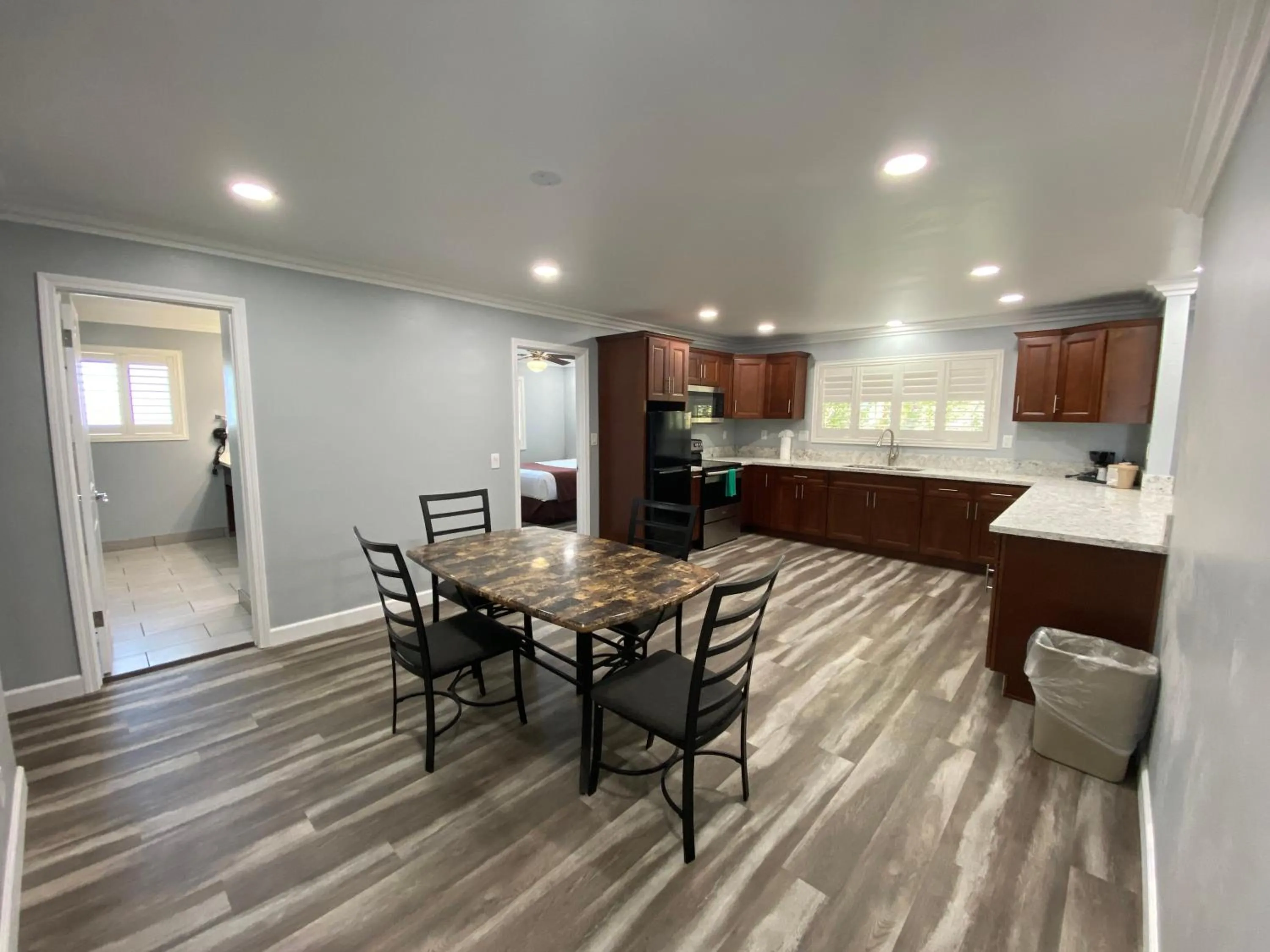 Kitchen or kitchenette in Lone Oak Lodge