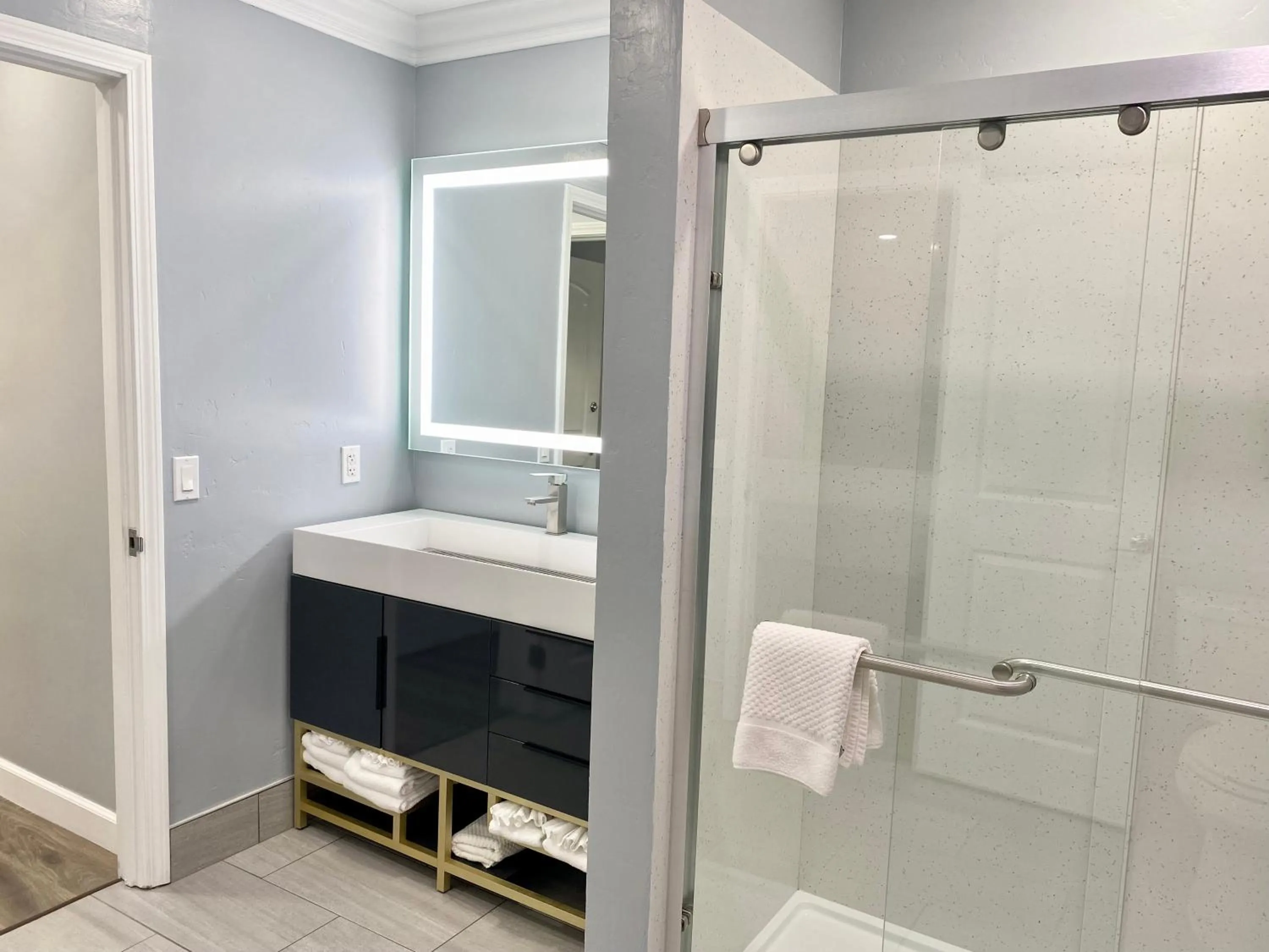 Shower in Lone Oak Lodge